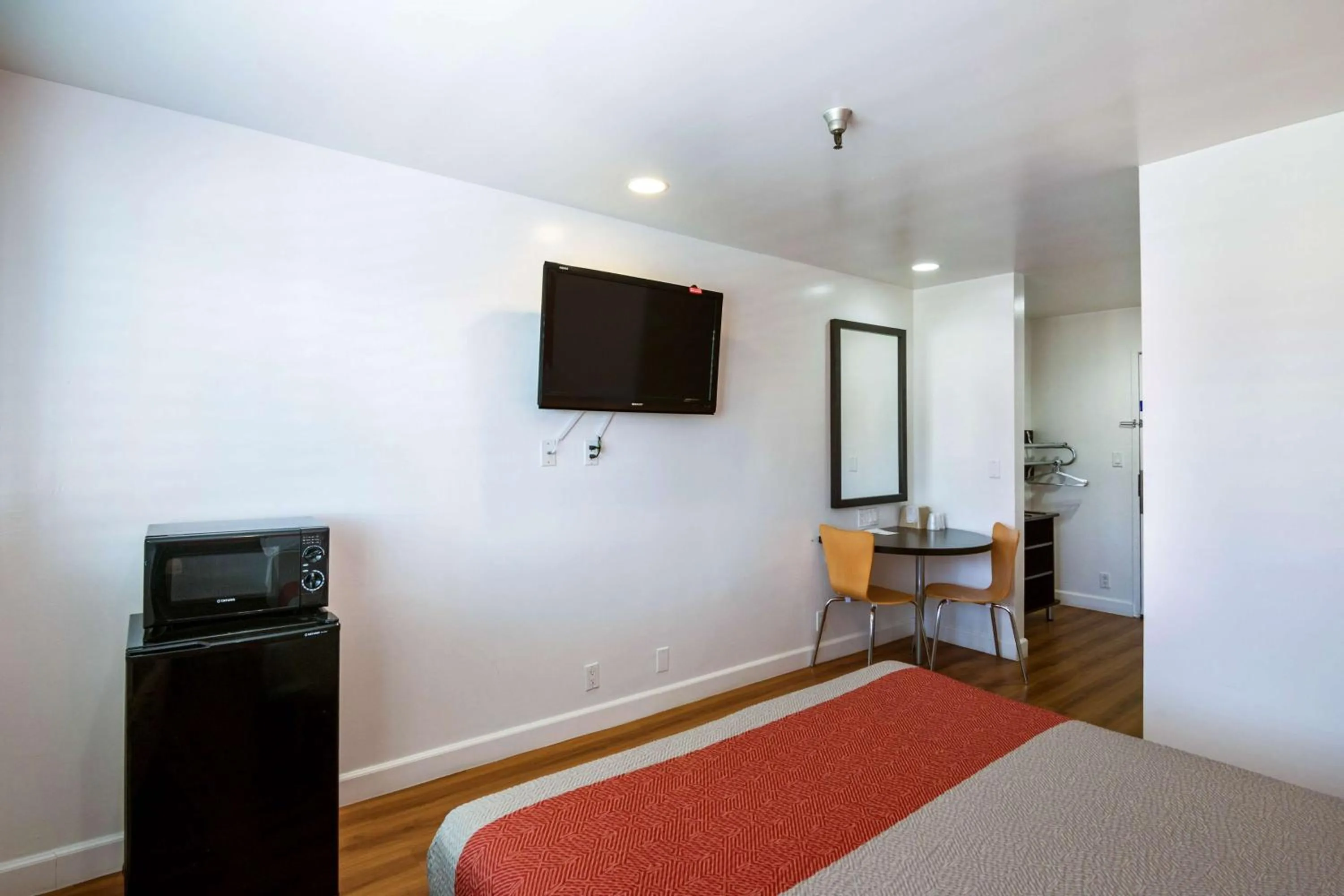 Queen Room - Disability Access - Non-Smoking in Motel 6 Monterey Park