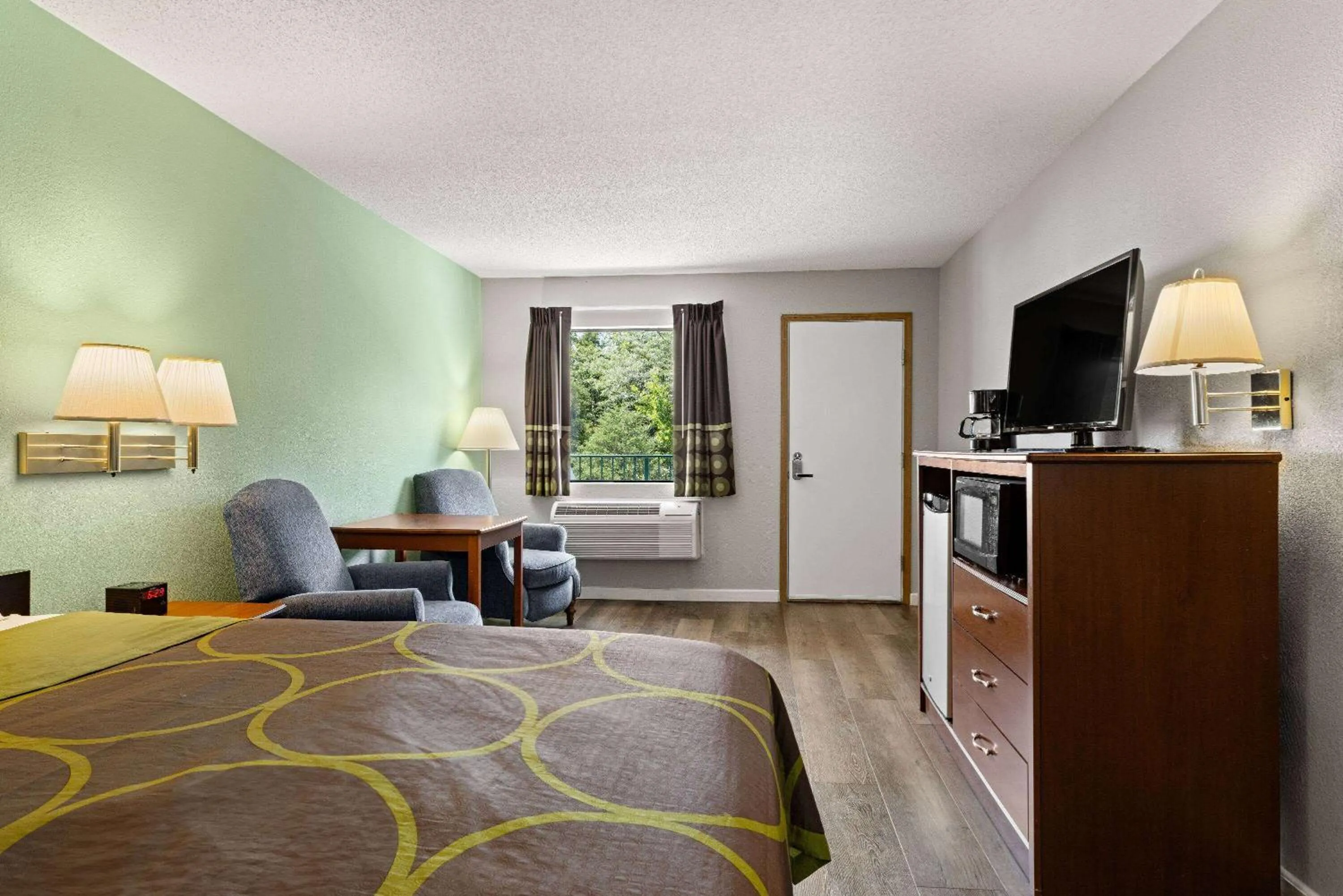 Deluxe King Suite - Non-Smoking in Super 8 by Wyndham Branson - Shepherd of the Hills Exwy