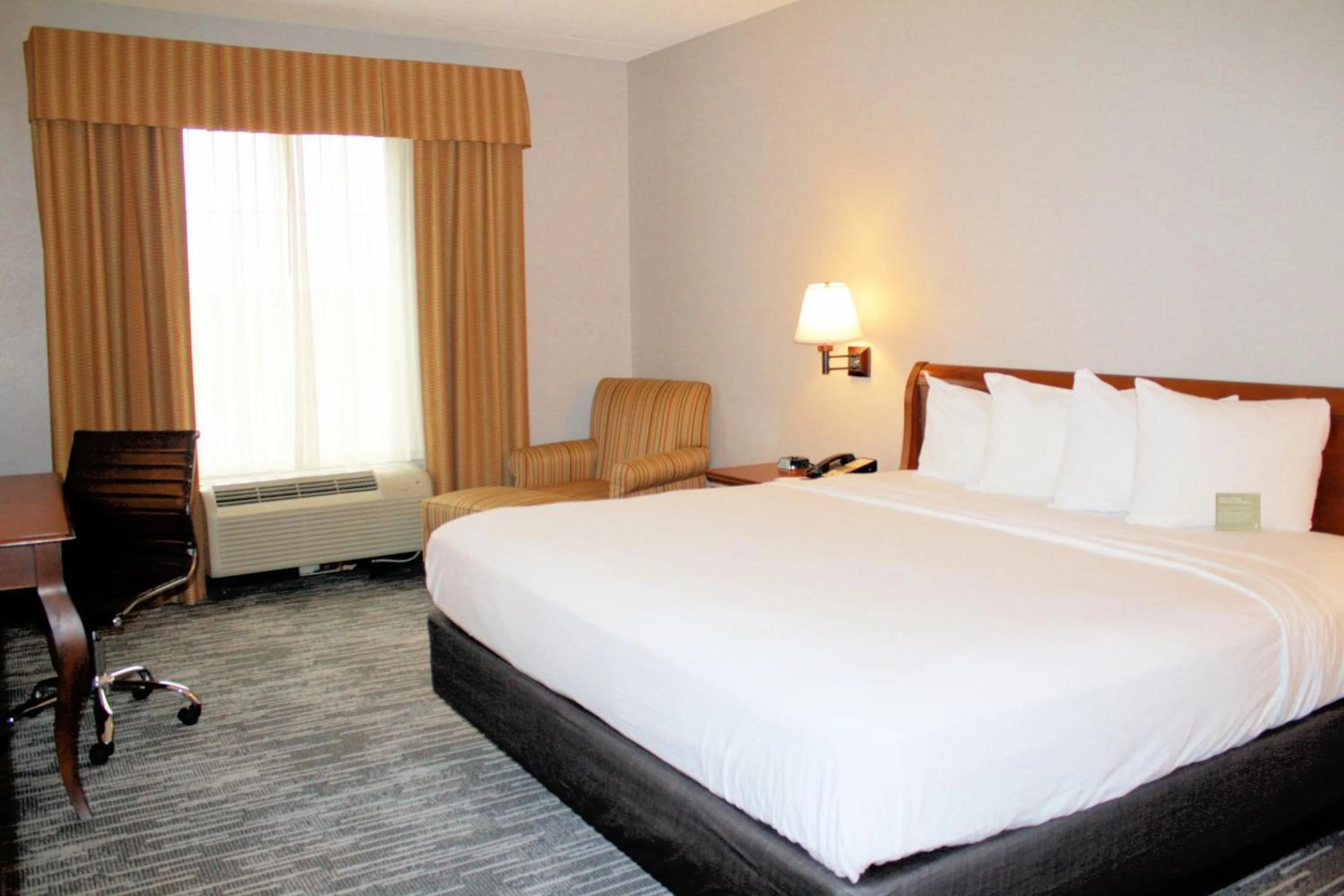 King Suite with Living Room - Non Smoking in Country Inn & Suites by Radisson, BWI Airport Baltimore , MD