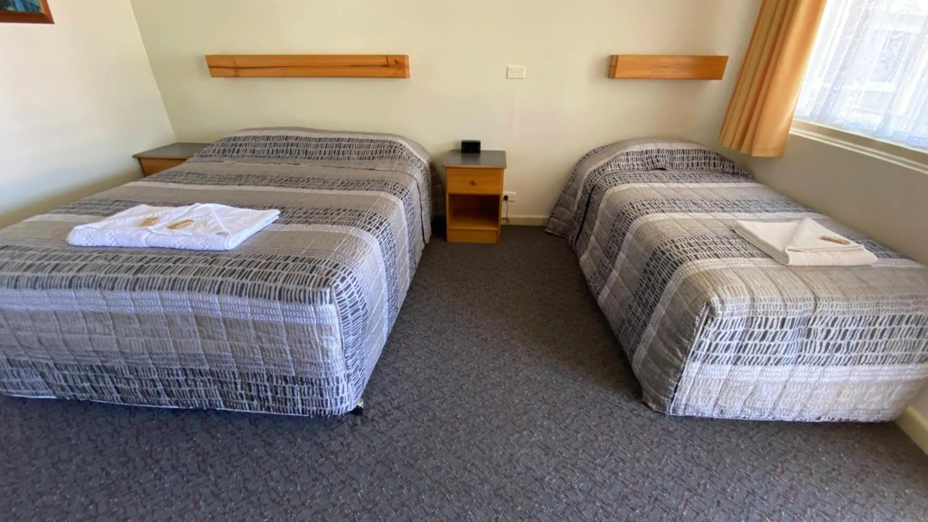 Queen Room with Pool View in Bucketts Way Motel Gloucester