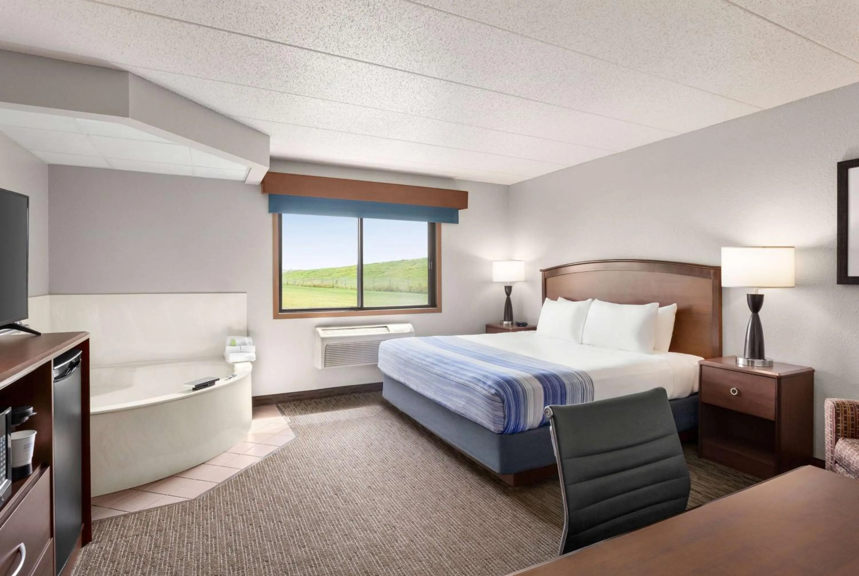 Deluxe King Suite - Non-Smoking in AmericInn by Wyndham Fergus Falls Conference Center