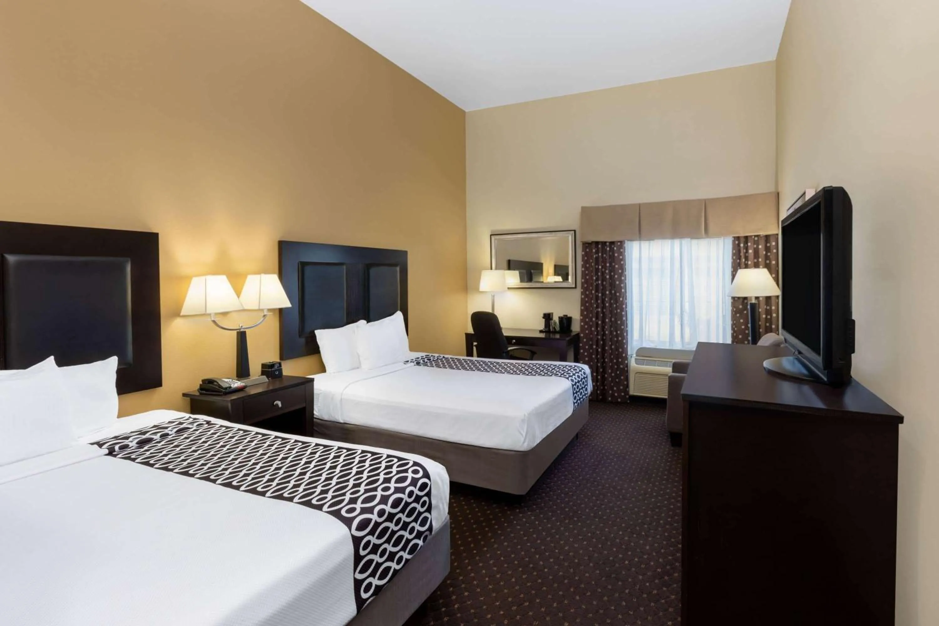 Queen Room with Two Queen Beds and Bath Tub - Mobility/Hearing Access - Non-Smoking in La Quinta by Wyndham Houston New Caney