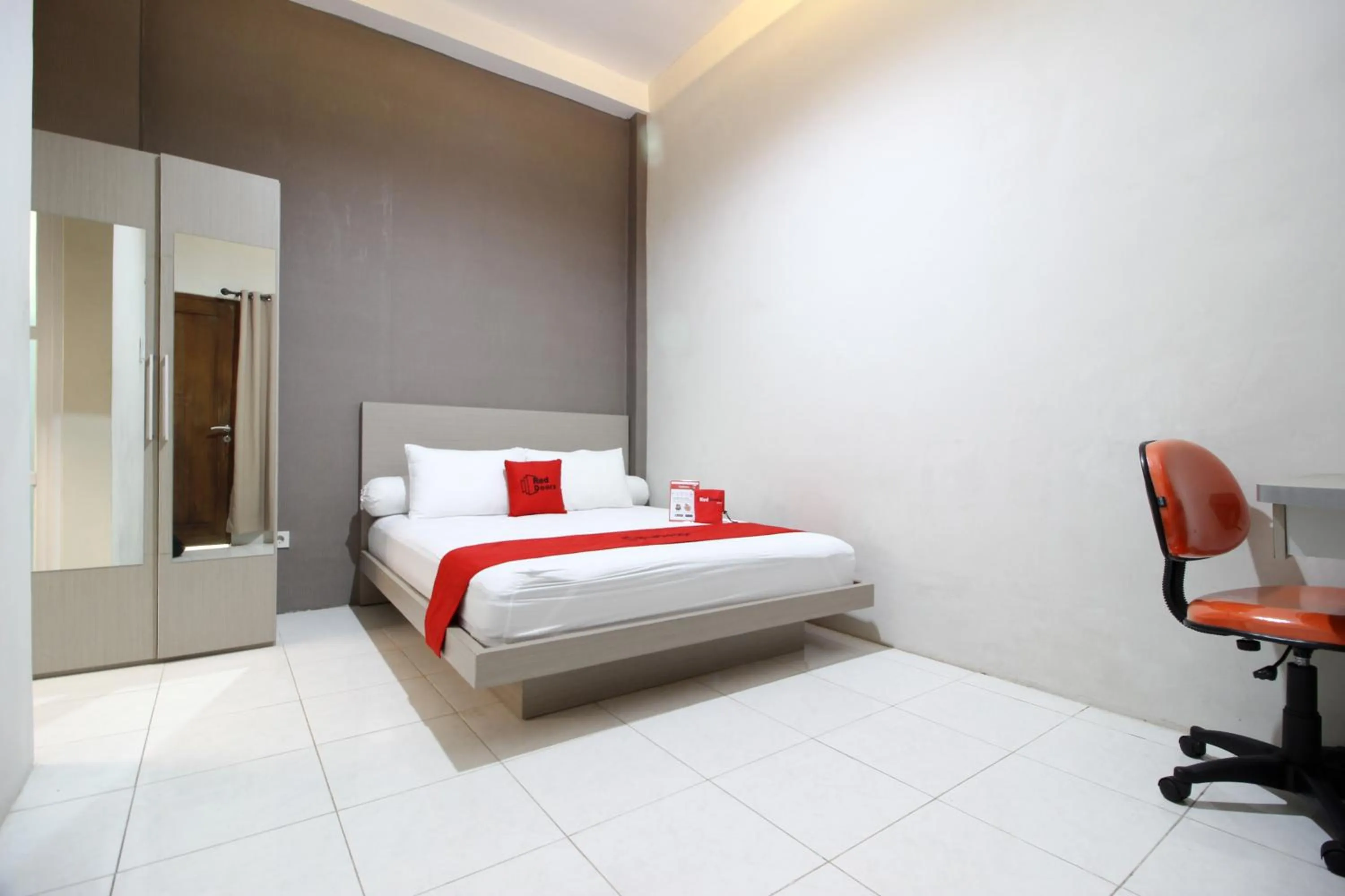 Deluxe Double Room in RedDoorz Plus near UPN Jogjakarta 2