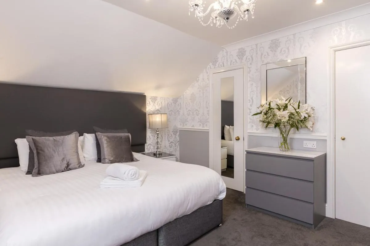 Twin/Super King in Lincoln House Private Hotel