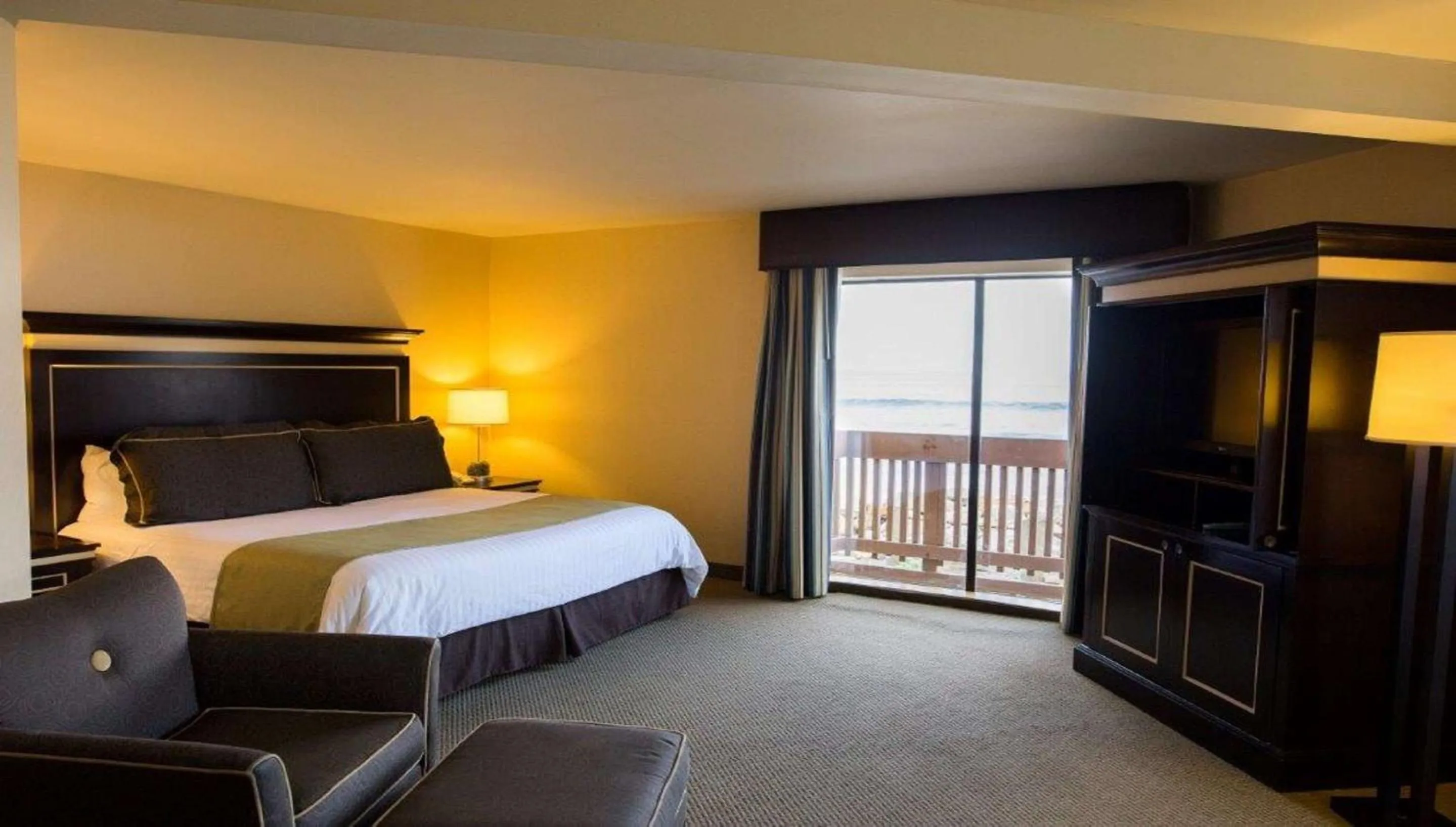 King Room with View - Non-Smoking in Pacifica Lighthouse Hotel Trademark Collection by Wyndham