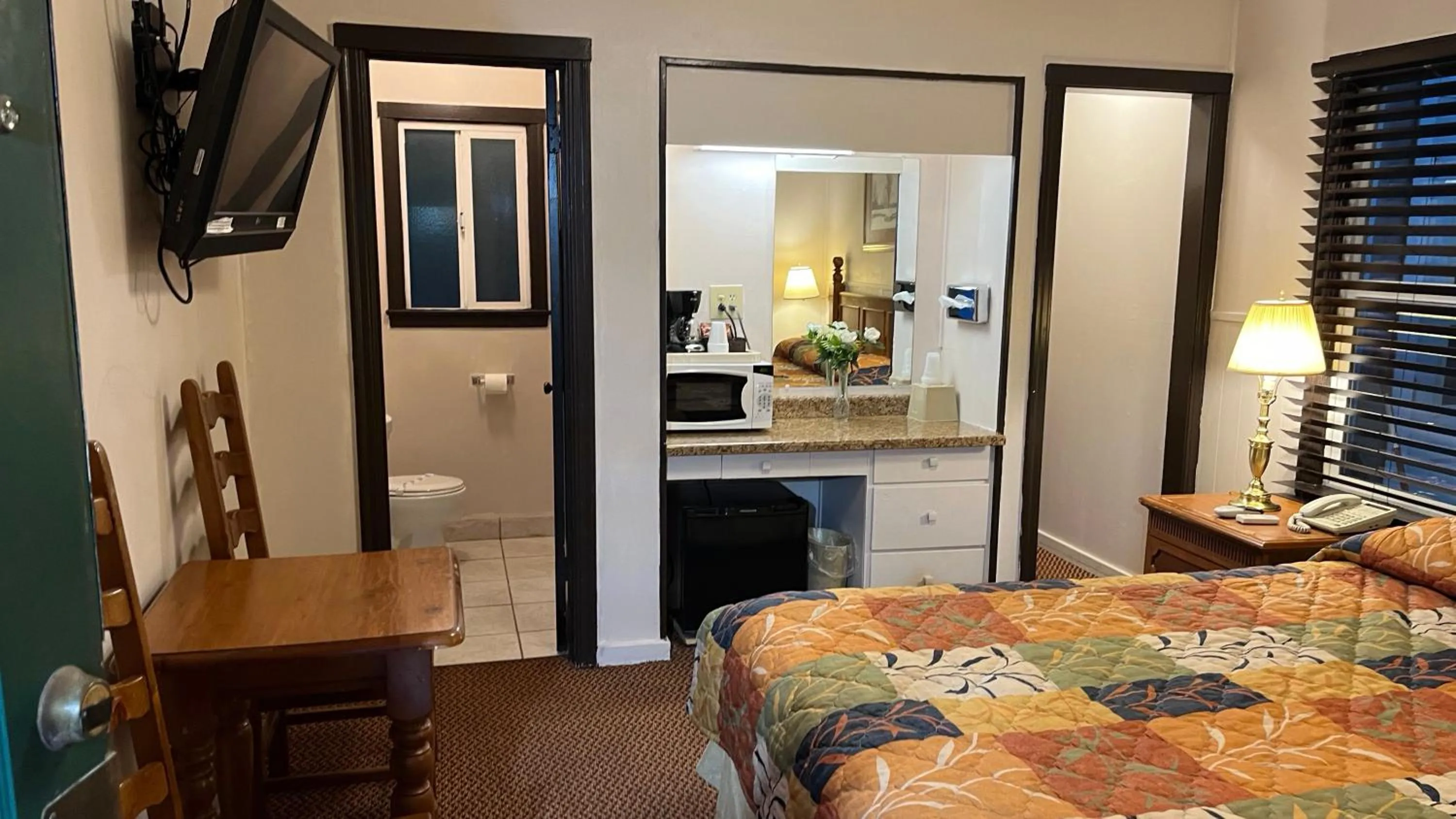 King Room - single occupancy in Jumping Frog Motel