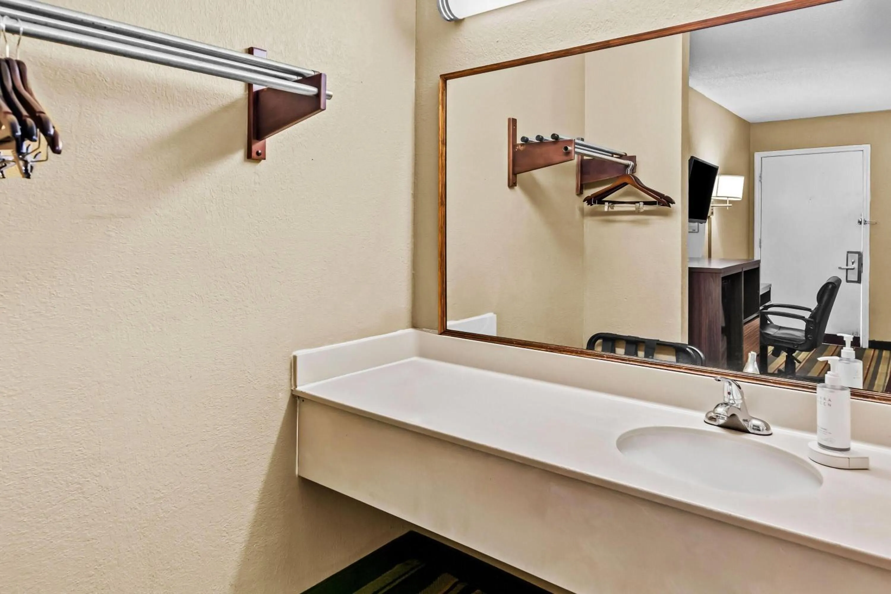 Queen Room - Smoking in Super 8 by Wyndham Columbia/Ft. Jackson SC