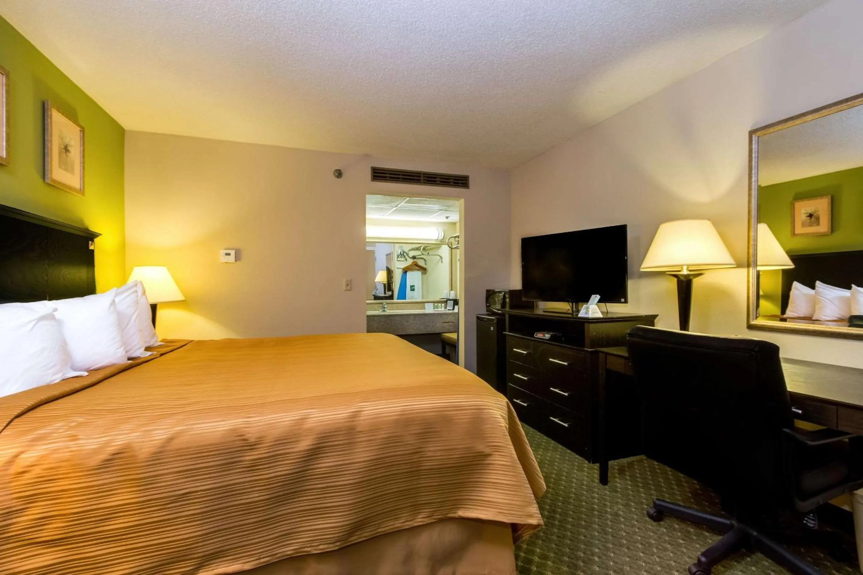 King Room Ground Floor - Non-Smoking in Quality Inn & Suites Moline - Quad Cities