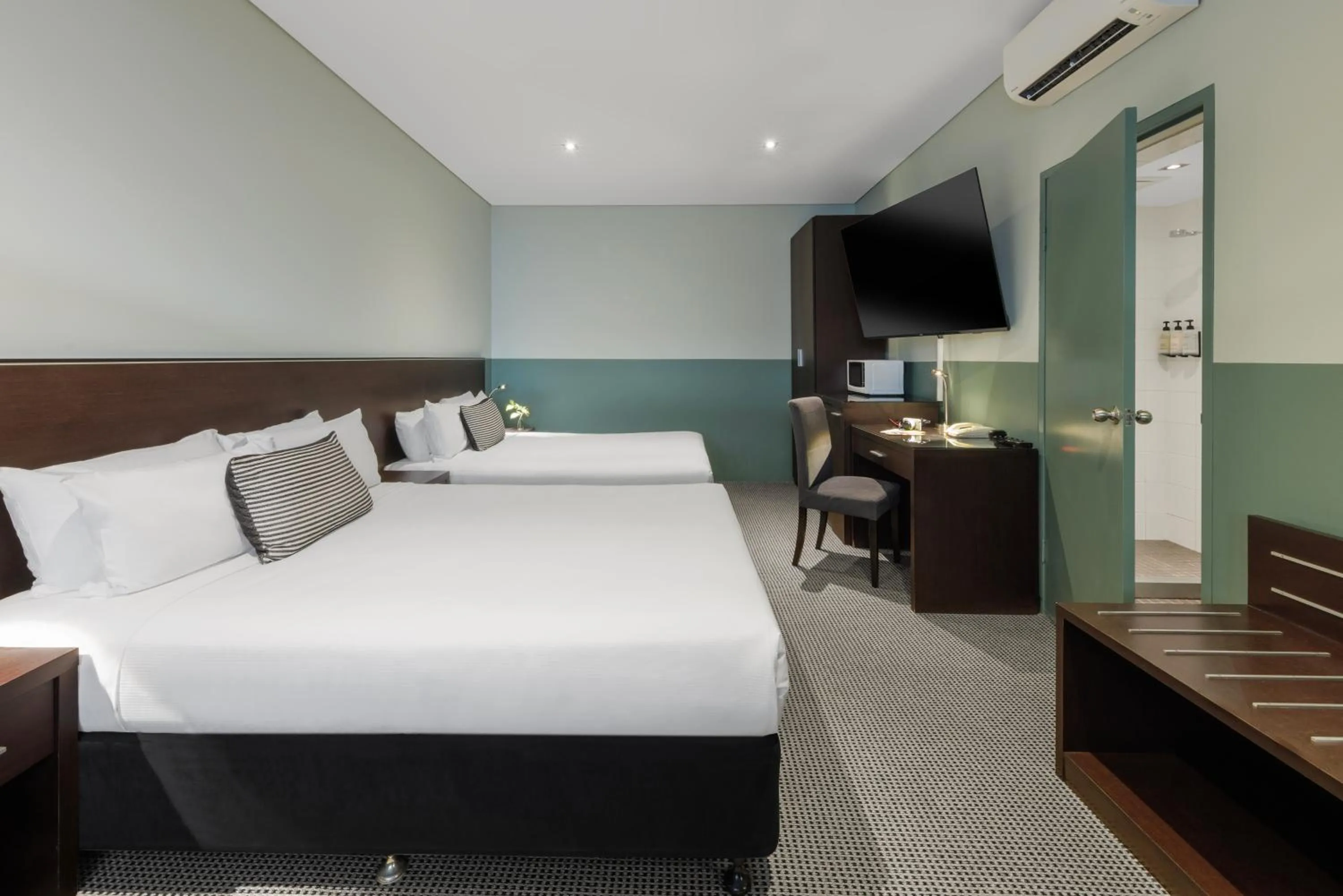 Superior Twin Room in Vulcan Hotel Sydney