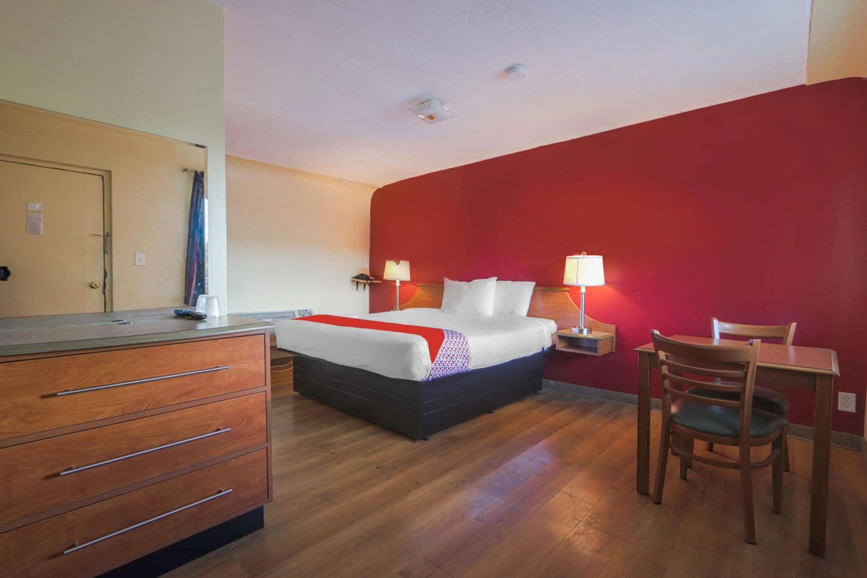 King Bed Smoking - single occupancy in OYO Hotel North Lima OH - Boardman