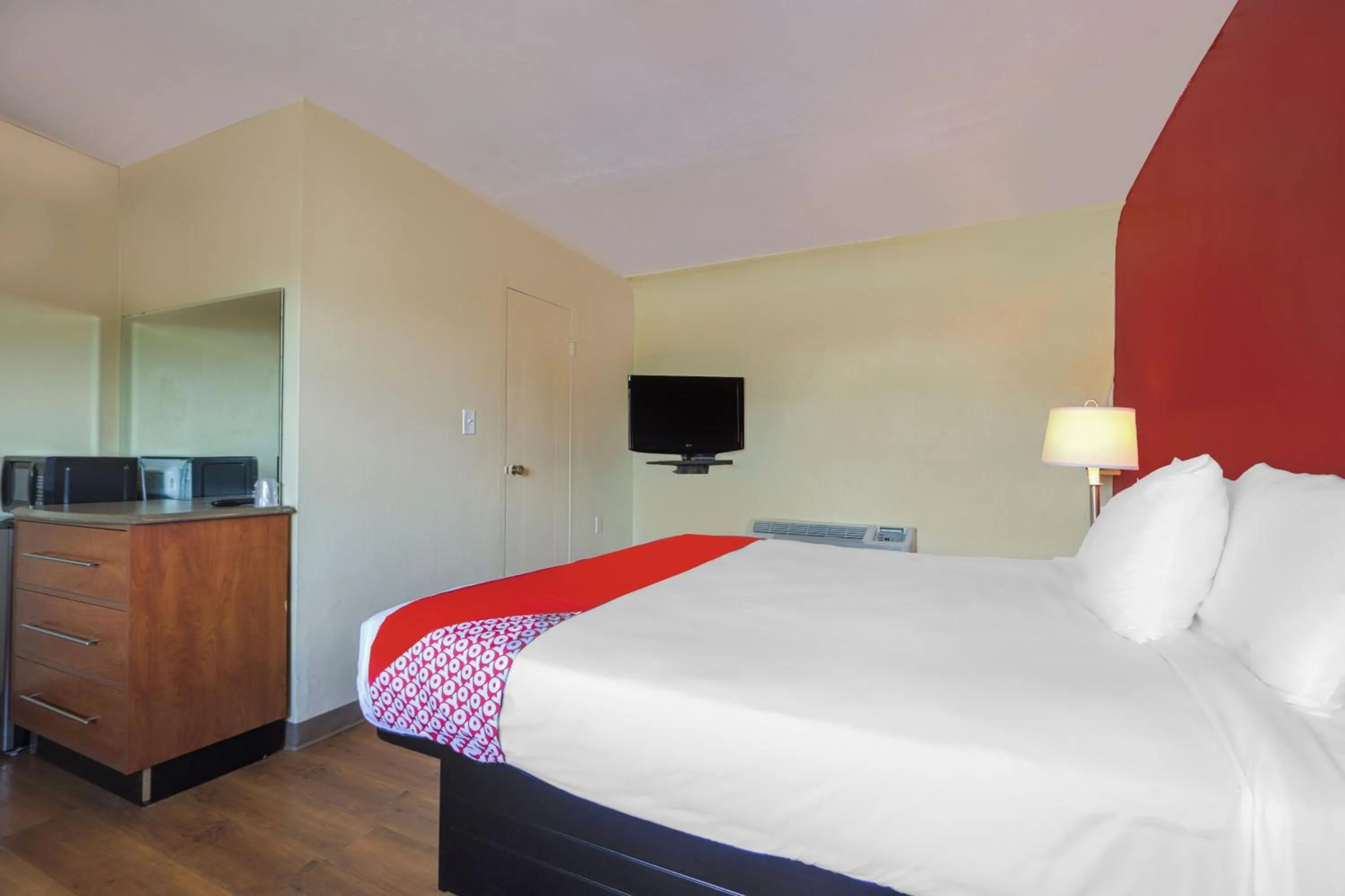King Room - single occupancy in OYO Hotel North Lima OH - Boardman
