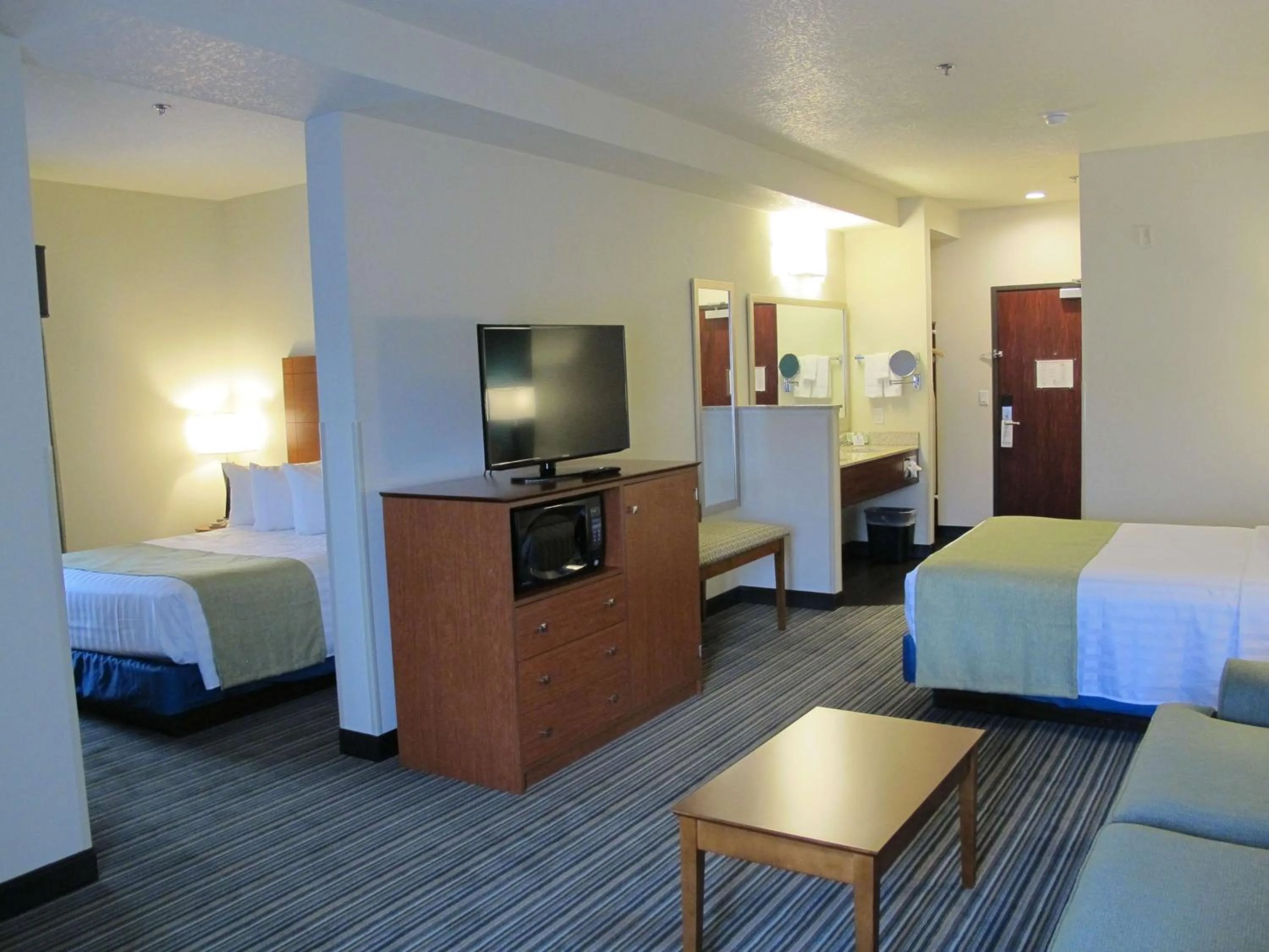 Queen Suite with Two Queen Beds and Sofa Bed, Bath Tub - Mobility Accessible in Best Western Liberty Inn DuPont JBLM