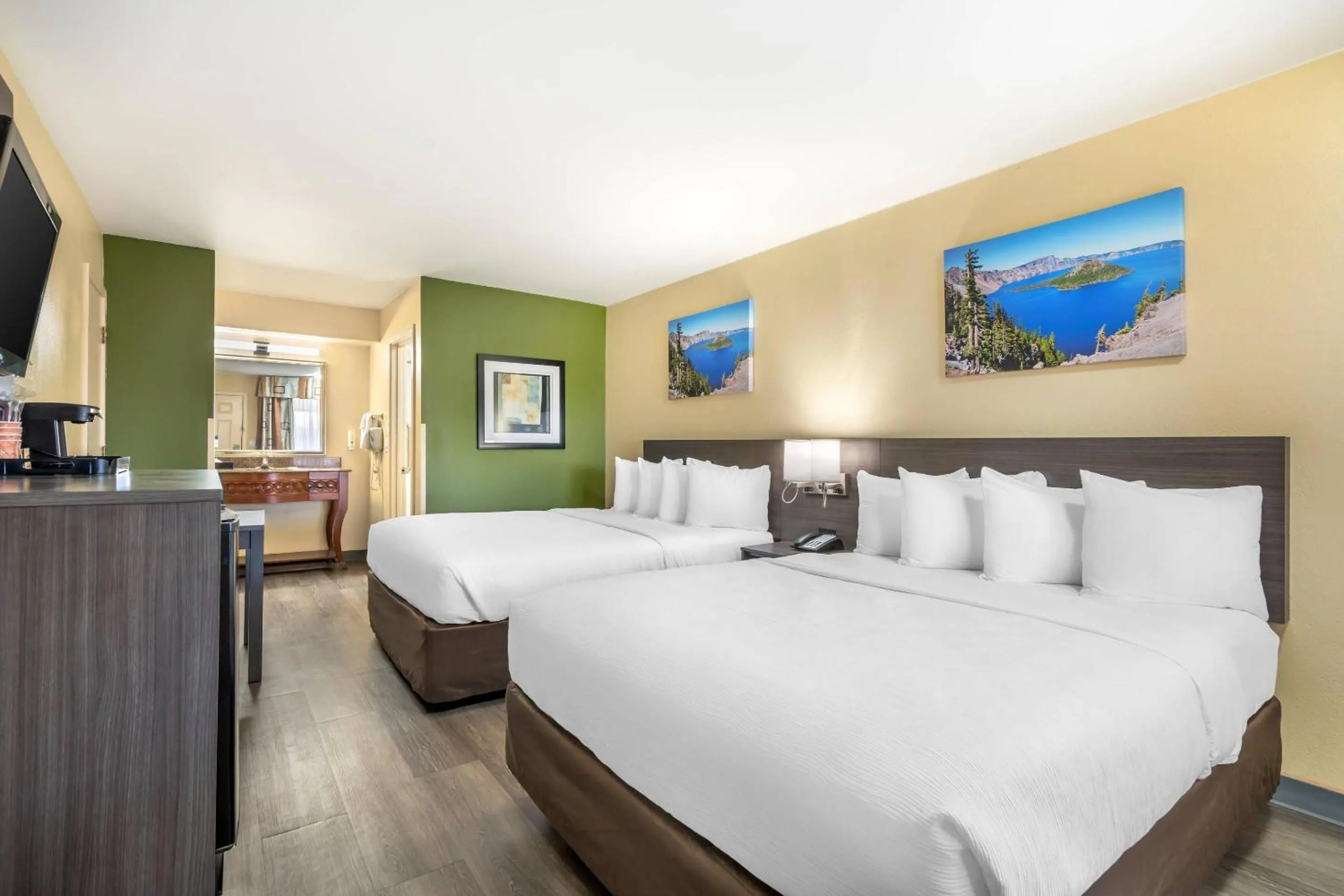 Queen Room with Two Queen Beds - Non-Smoking in Quality Inn Klamath Falls - Crater Lake Gateway