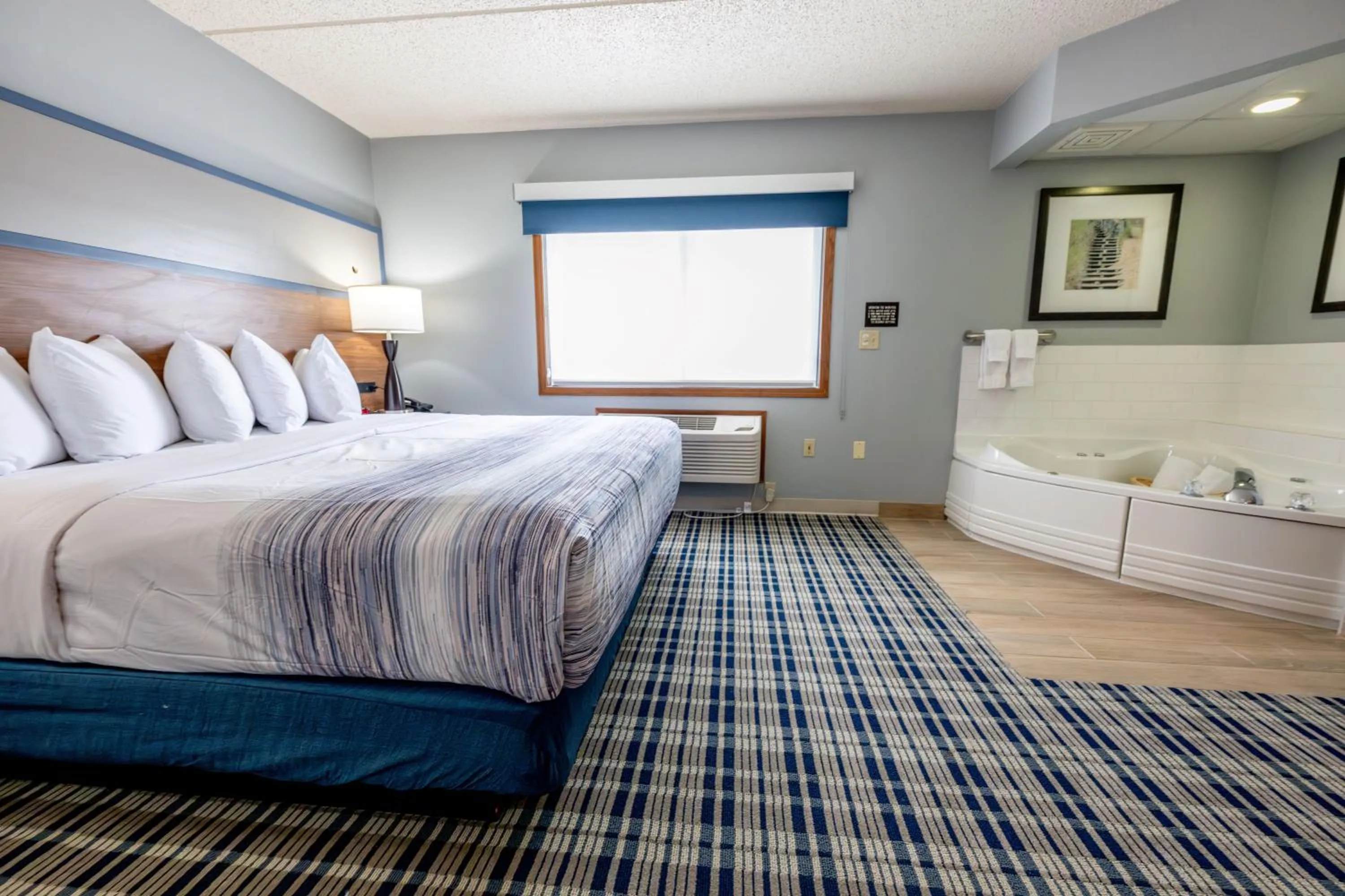 King Suite - Non-Smoking in AmericInn by Wyndham Sturgeon Bay