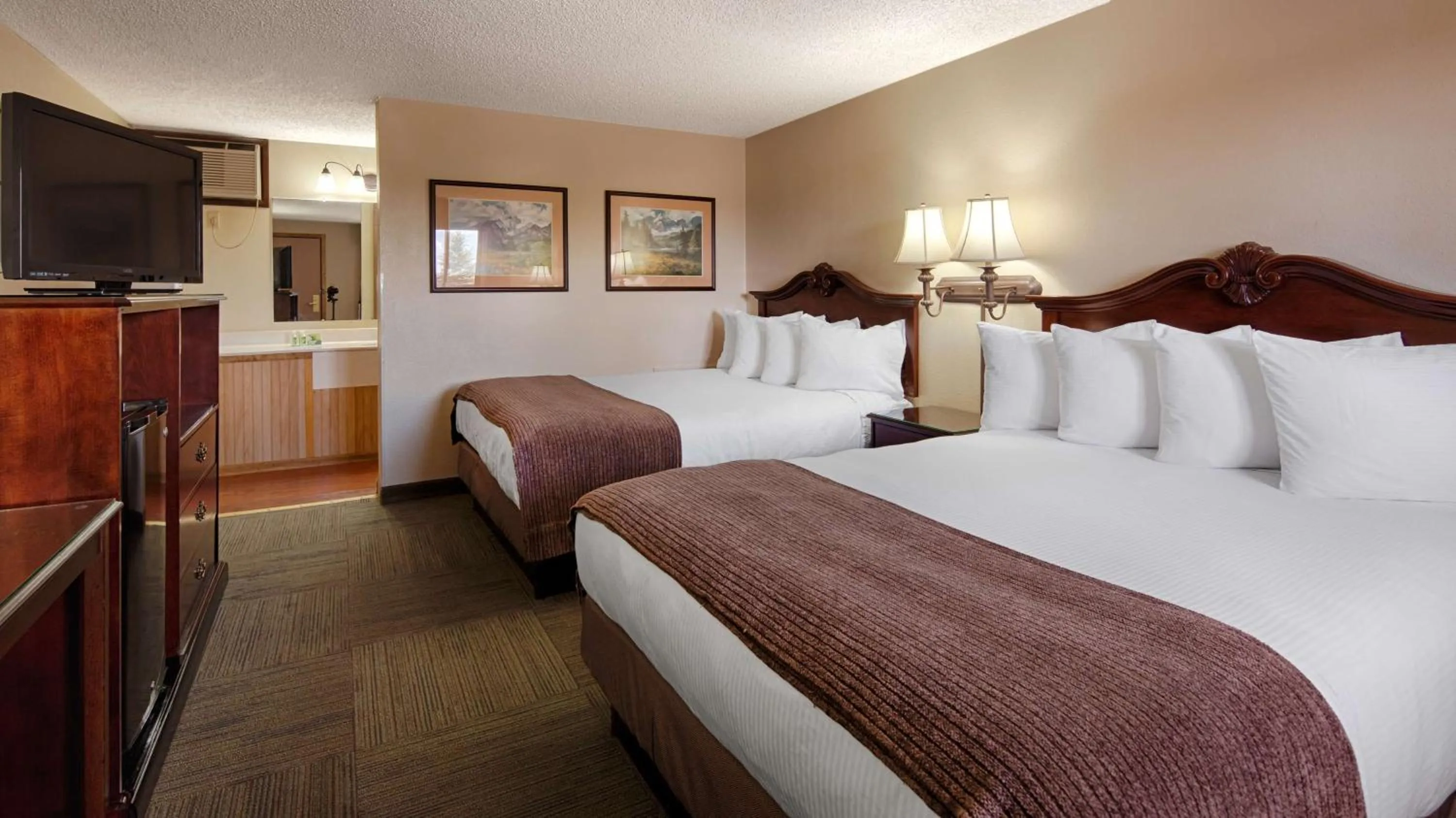 Queen Room with Two Queen Beds and Bath Tub - Disability Access/Smoking in Best Western Torchlite