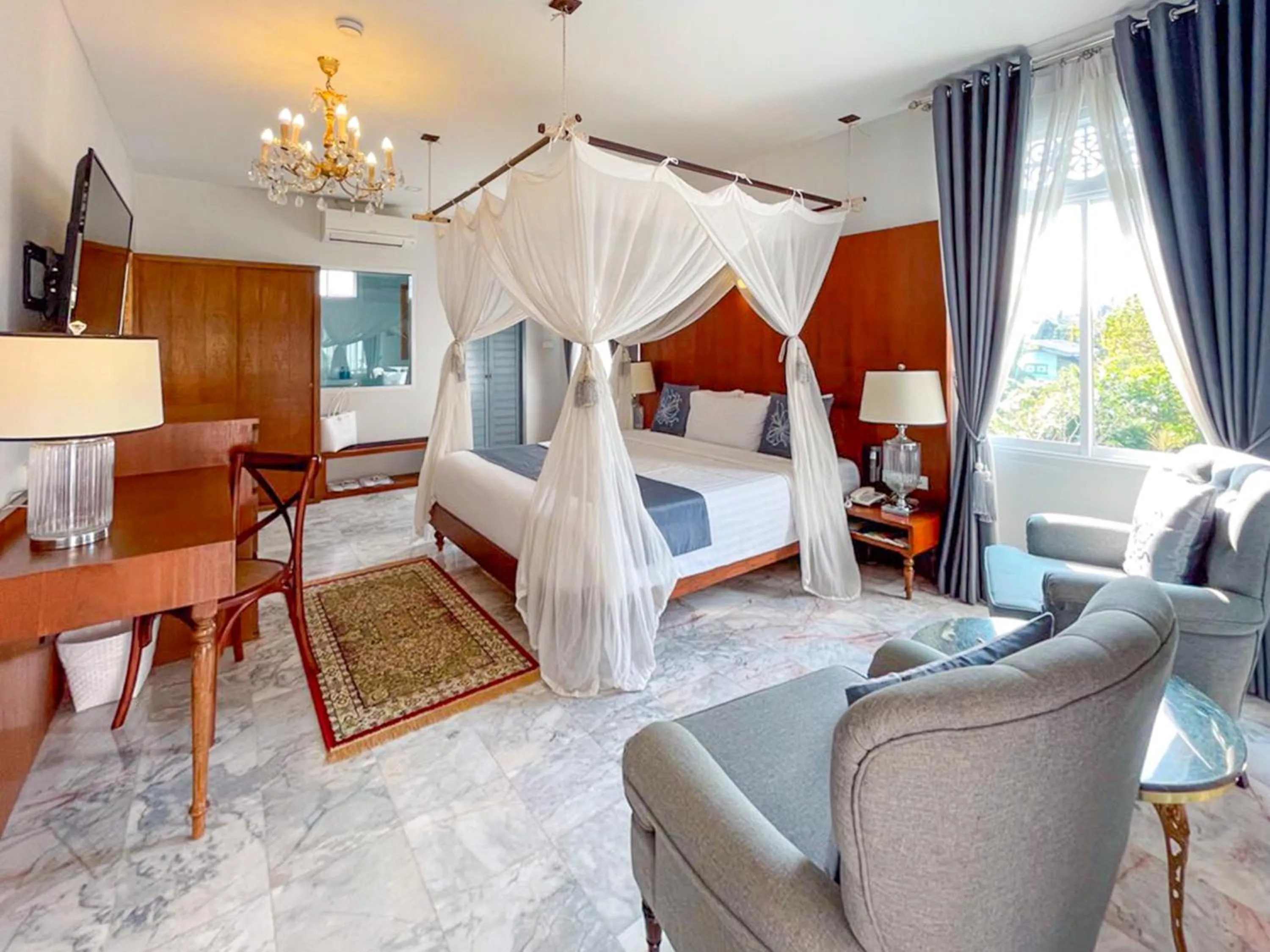 Deluxe King Room in Villa Amphawa