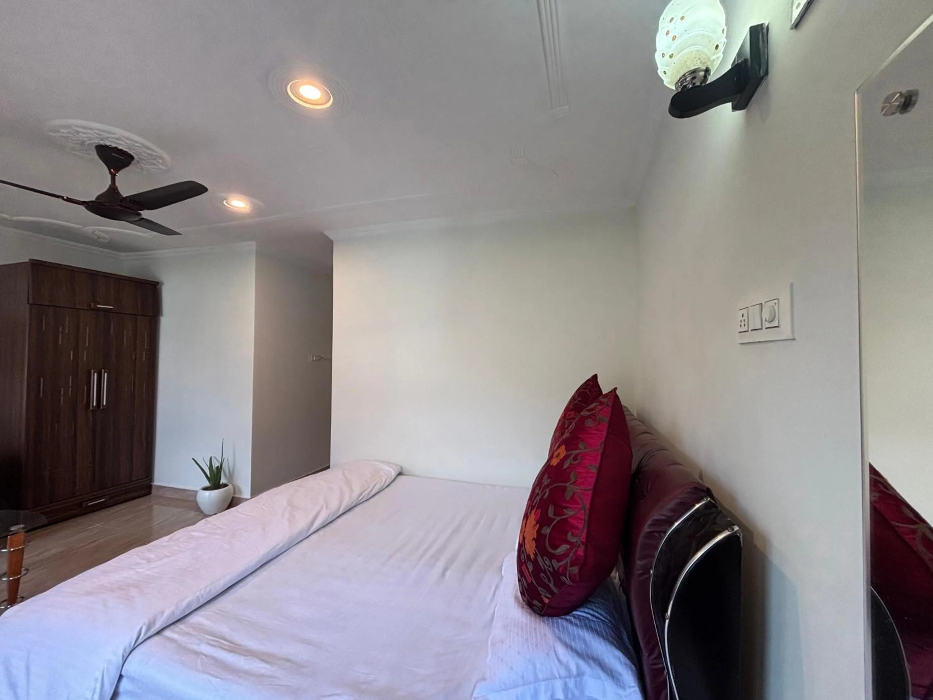 King Room with Lake View - single occupancy in Hotel Crescent