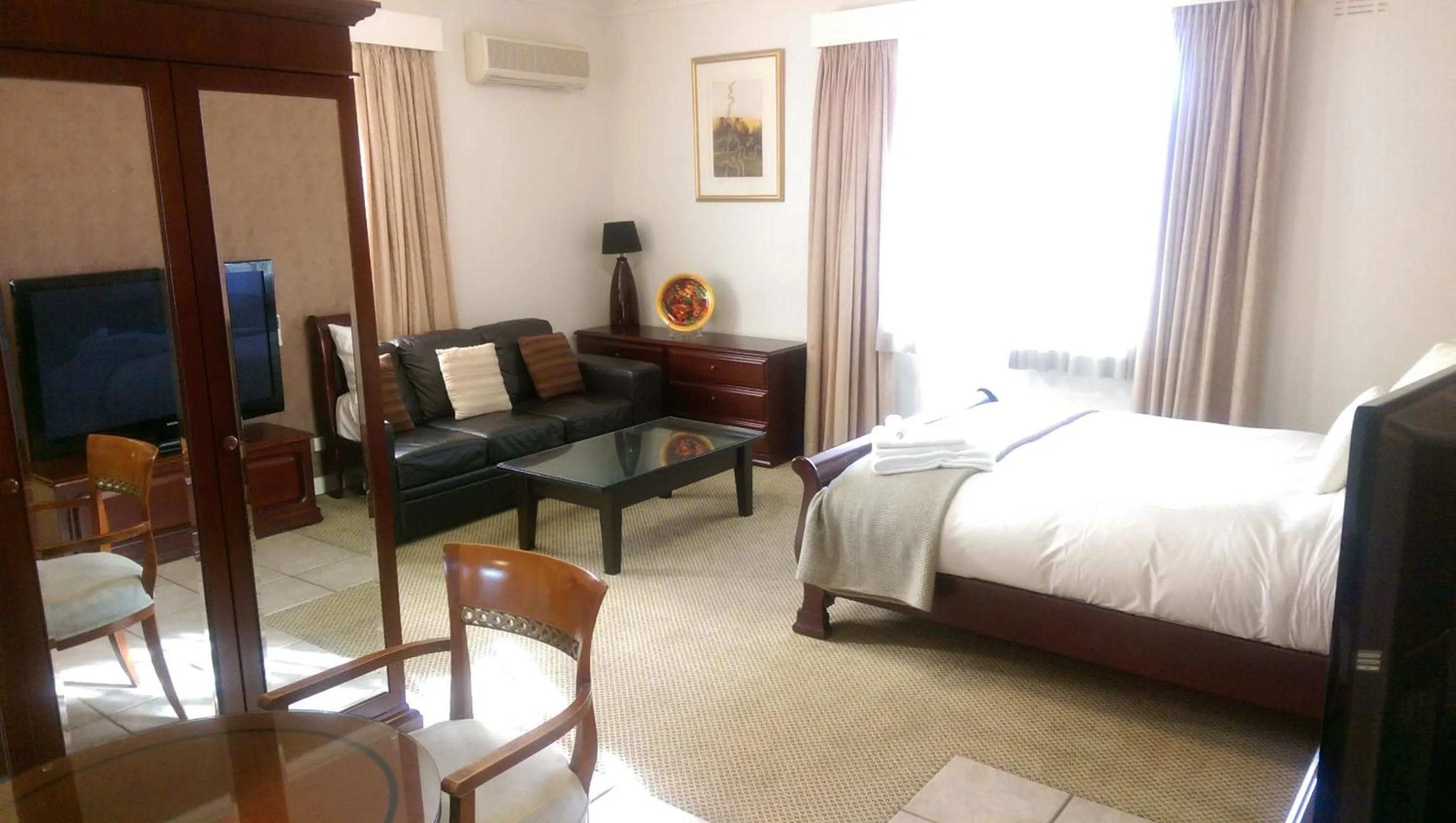 Deluxe Queen Studio  in Country Plaza Motel