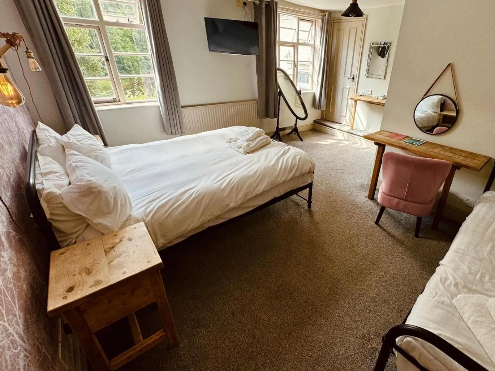 Twin Room with Shower in The Swan Taphouse