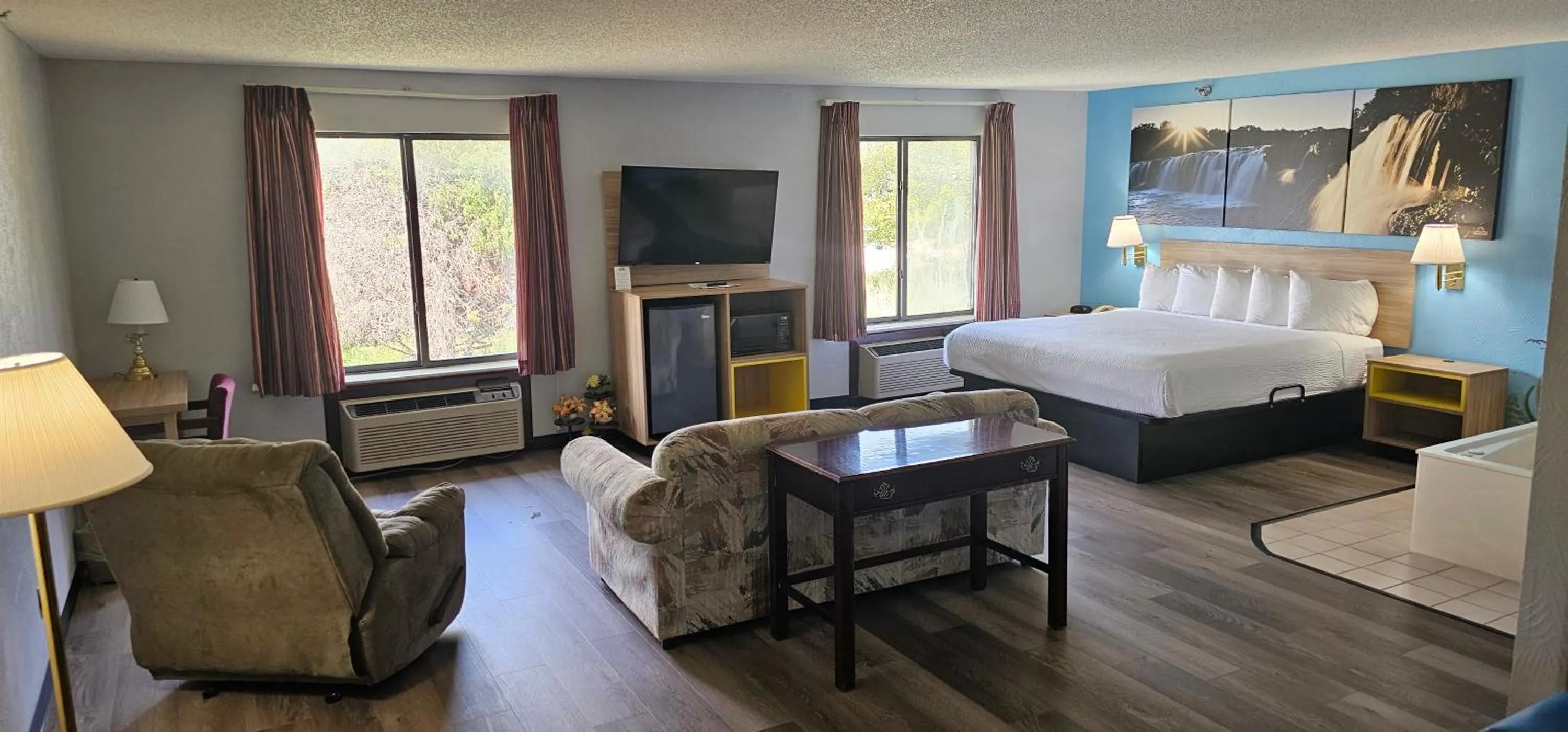 King Suite - Non-Smoking in Days Inn by Wyndham Ozark Springfield