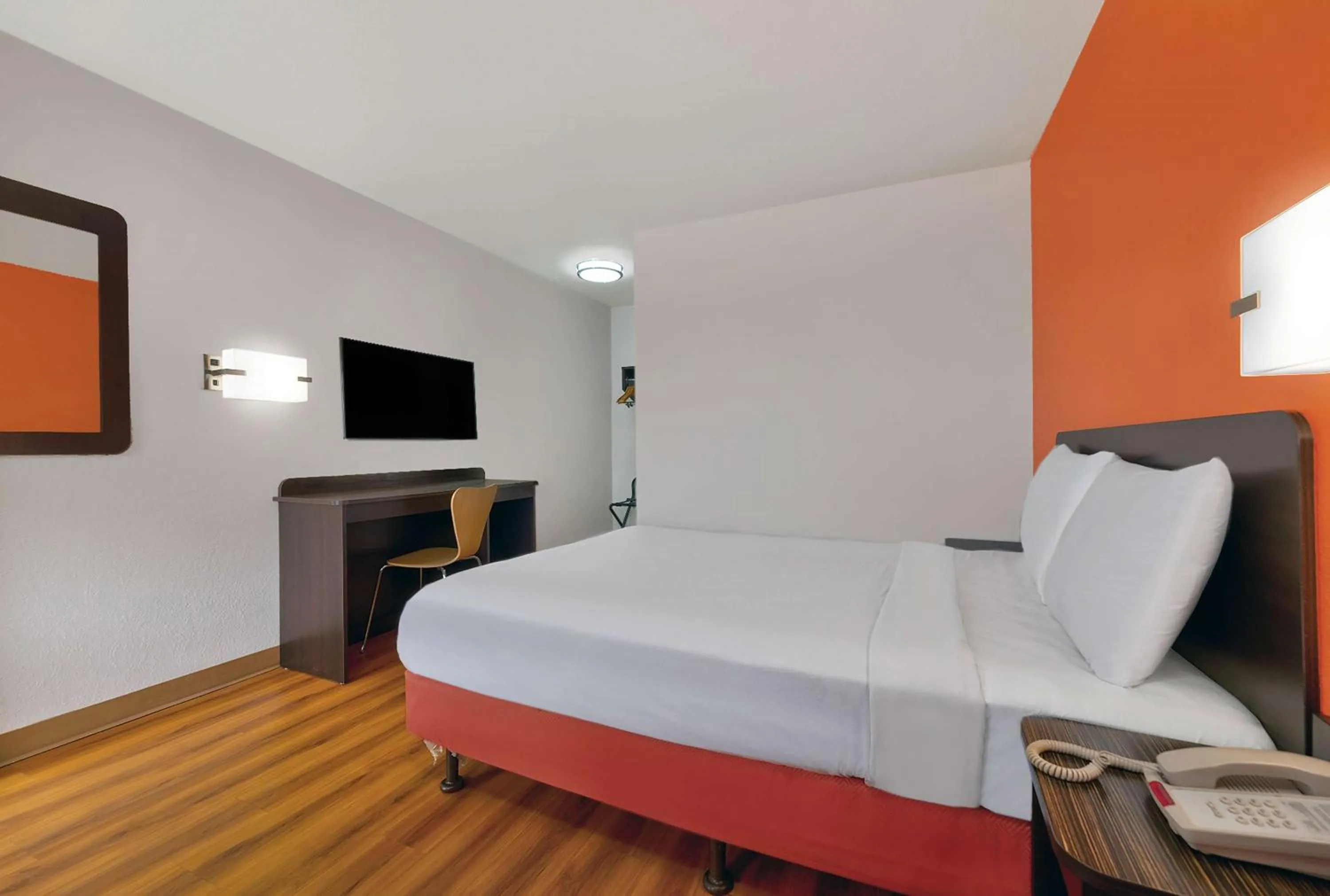 Deluxe Queen Room in Motel 6-Columbus, GA