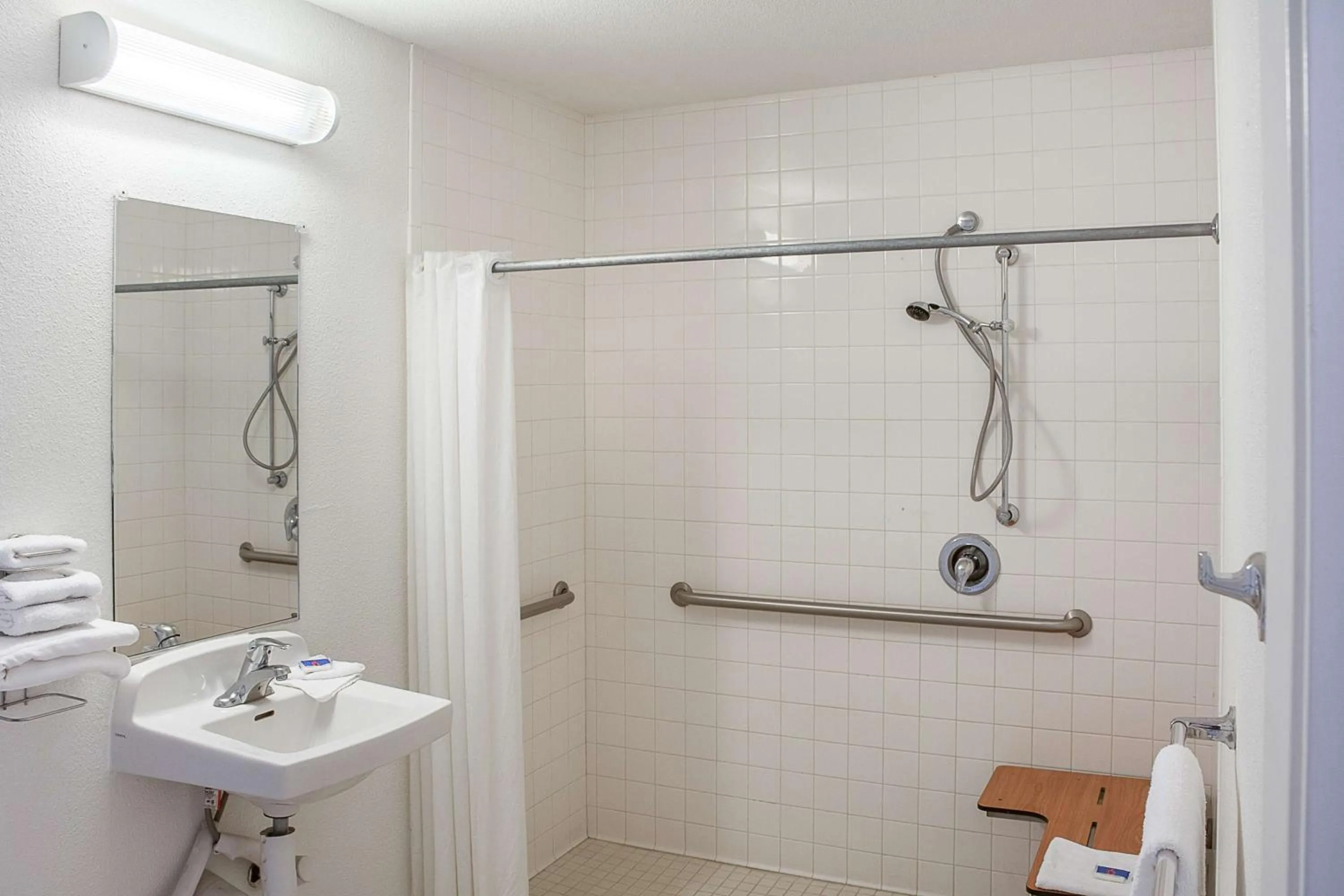 Queen Room - Disability Access in Motel 6-Ukiah, CA