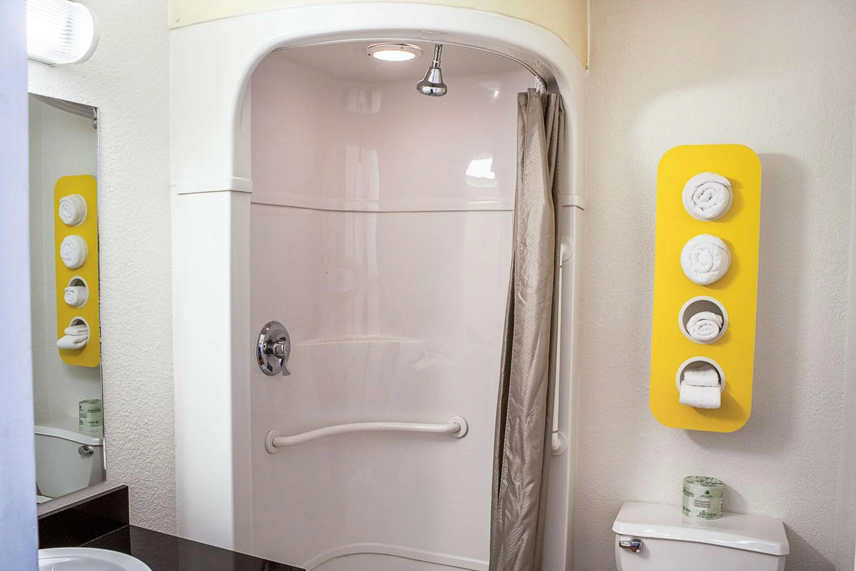 Deluxe Queen Room in Motel 6-Ukiah, CA