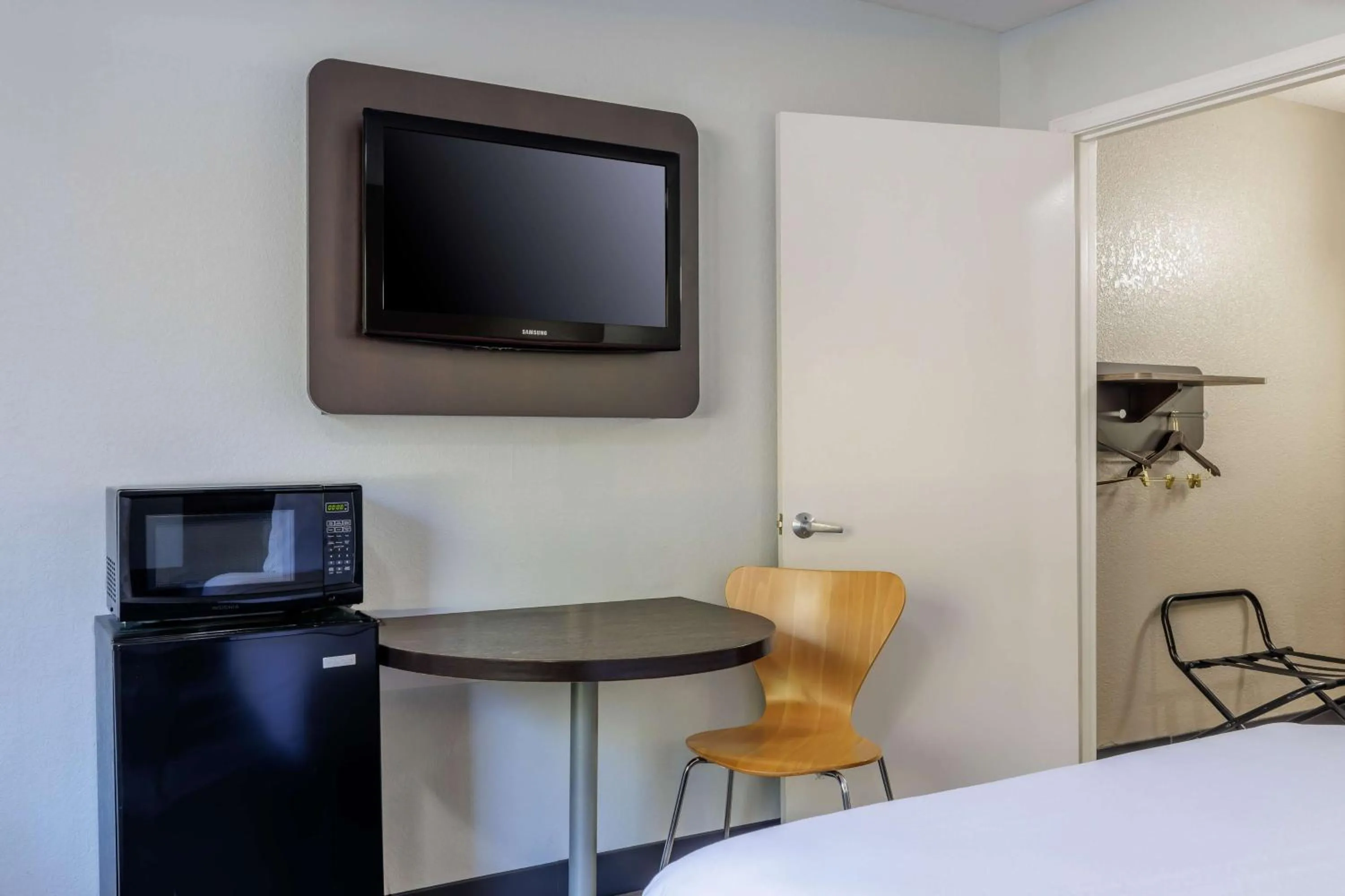 1 Full Bed | ADA/RI Shower/Hearing Impaired in Motel 6 Elizabethtown