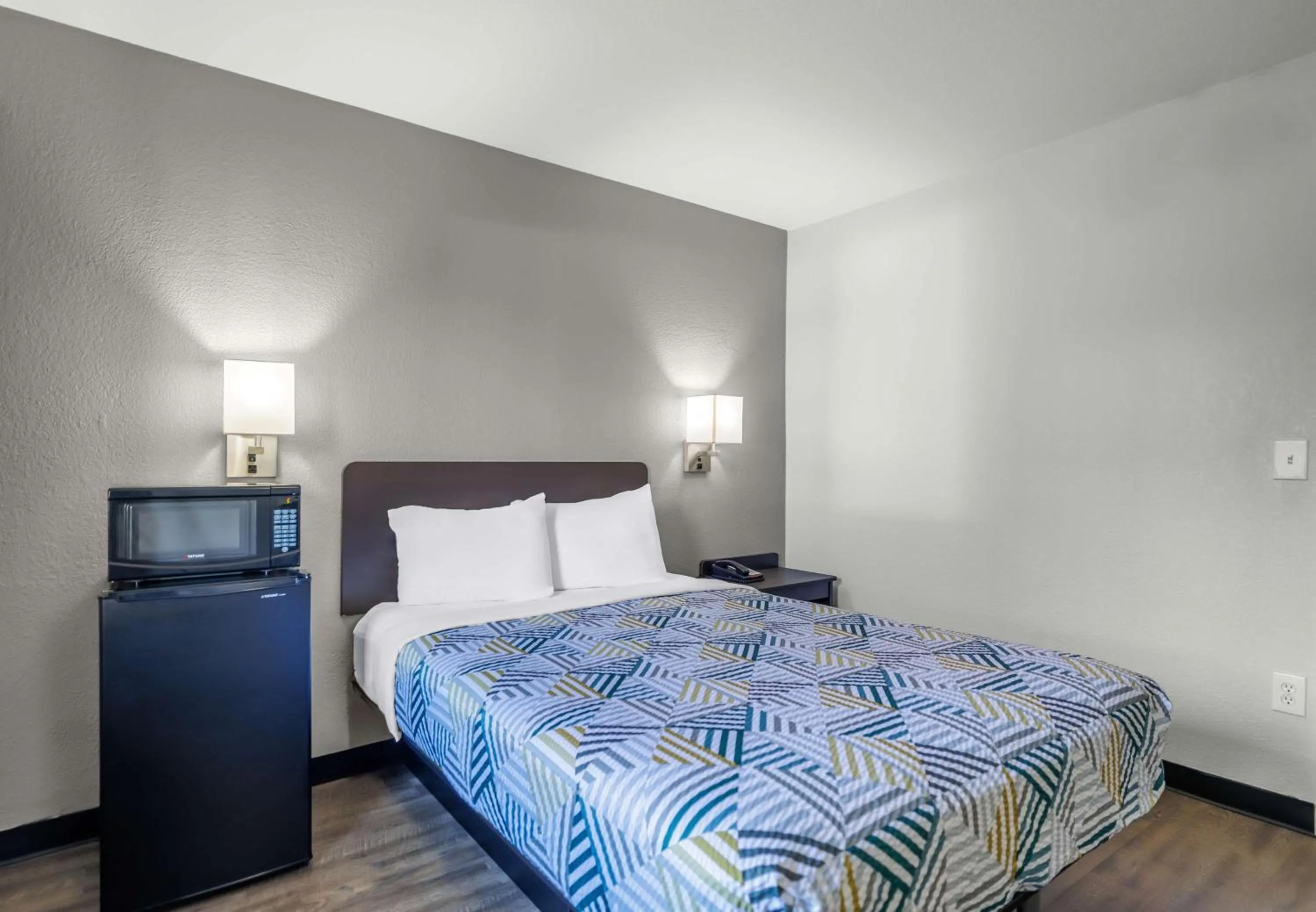 Queen Room in Motel 6 Elizabethtown