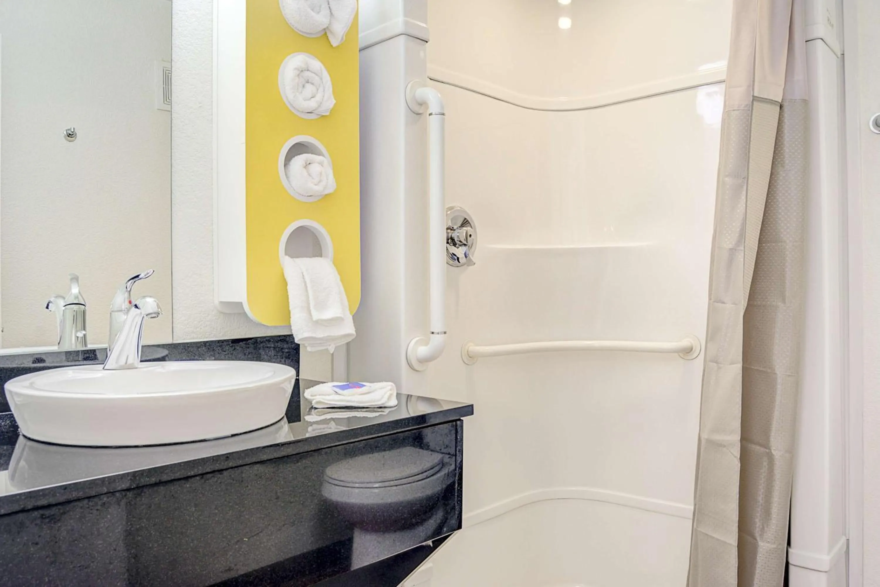 Queen Room in Motel 6-Portland, OR - Central