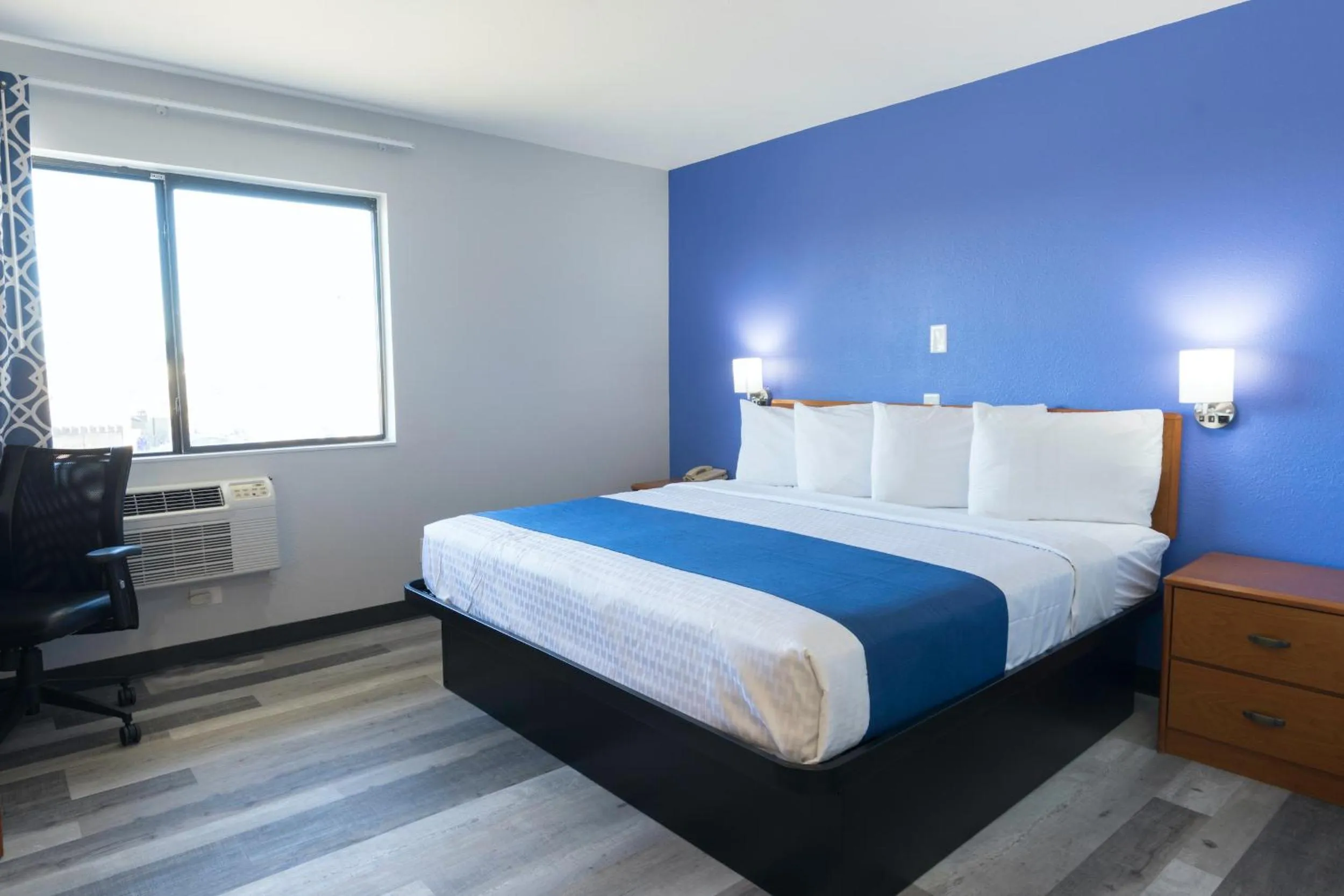 1 King Bed Non-Smoking in Americas Best Value Inn East Peoria