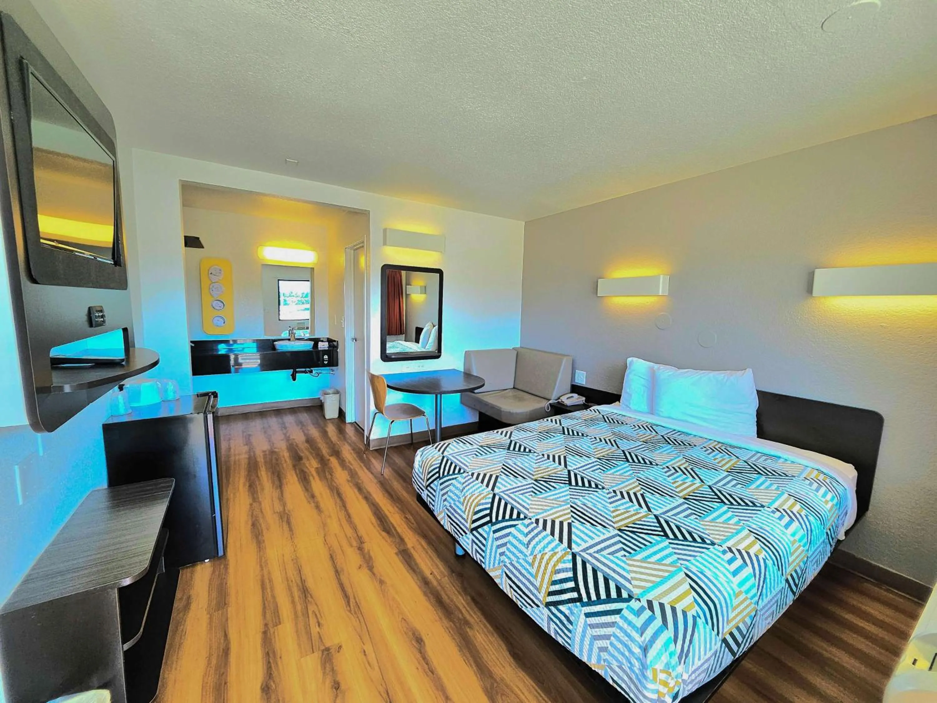 Deluxe Queen Room - single occupancy in Motel 6-Palm Desert, CA - Palm Springs Area