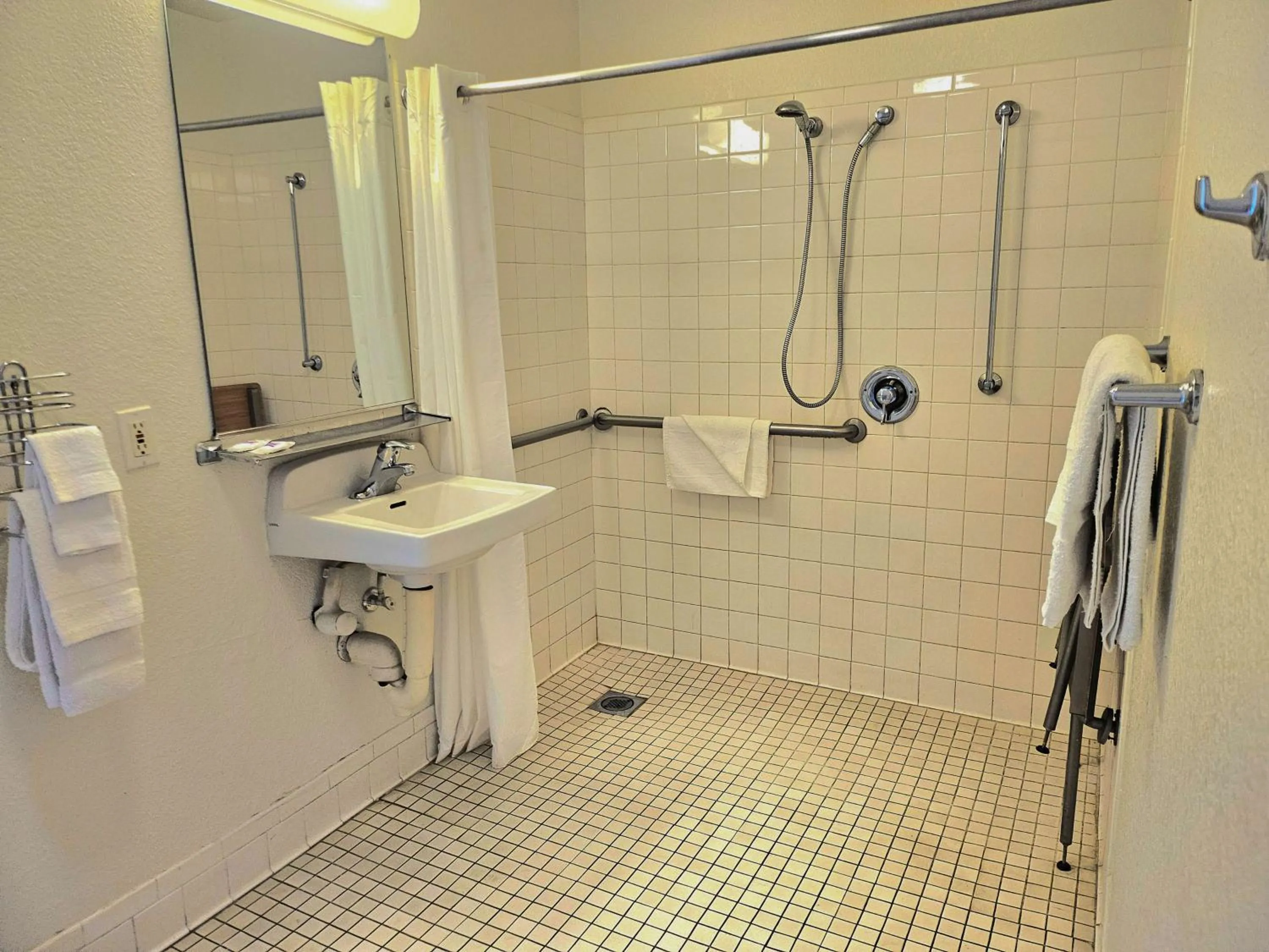 Queen Room - single occupancy in Motel 6-Palm Desert, CA - Palm Springs Area