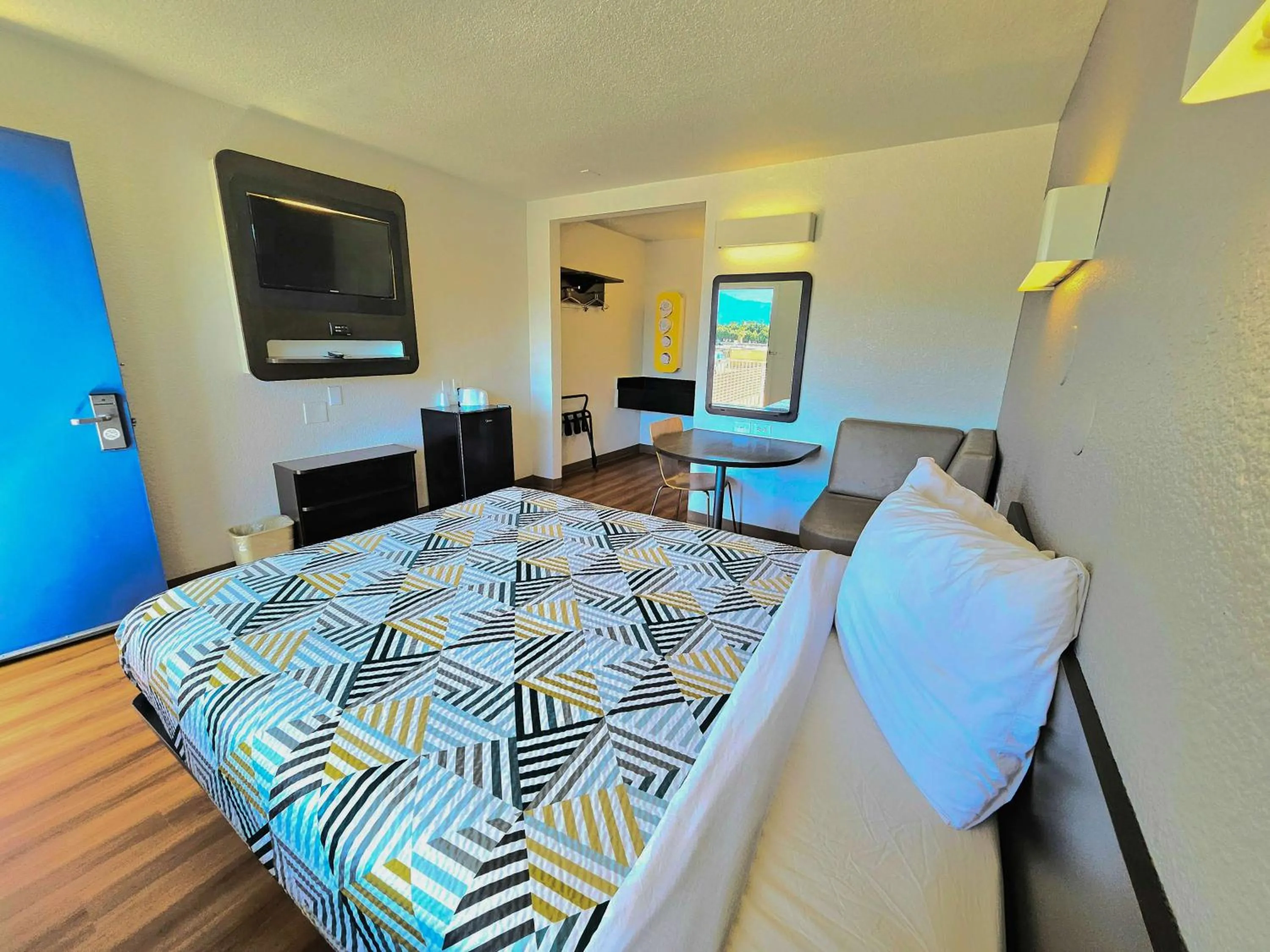 Deluxe Quadruple Room - single occupancy in Motel 6-Palm Desert, CA - Palm Springs Area