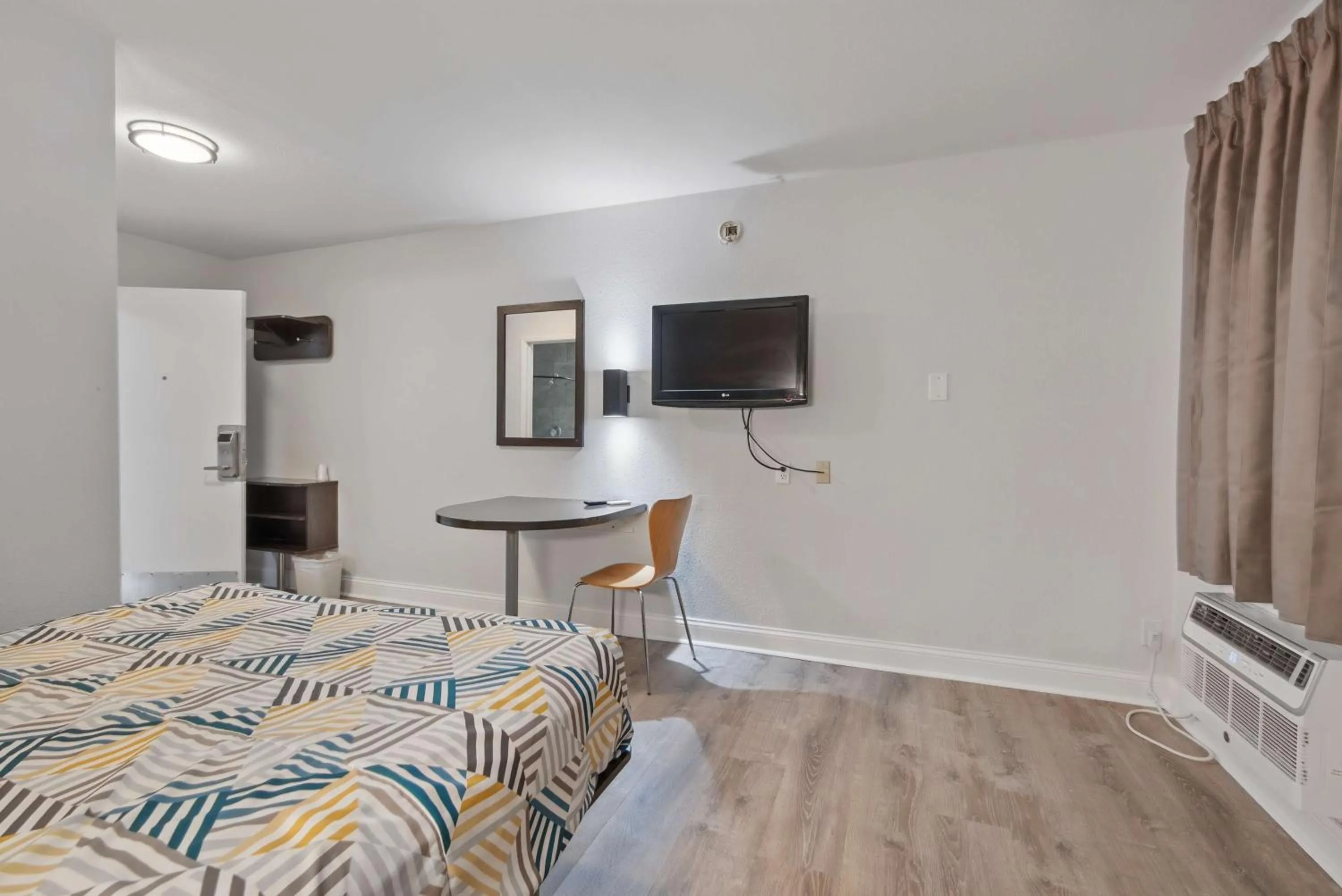 Queen Room - single occupancy - Disability Access - Non-Smoking in Motel 6-Normal, IL - Bloomington Area