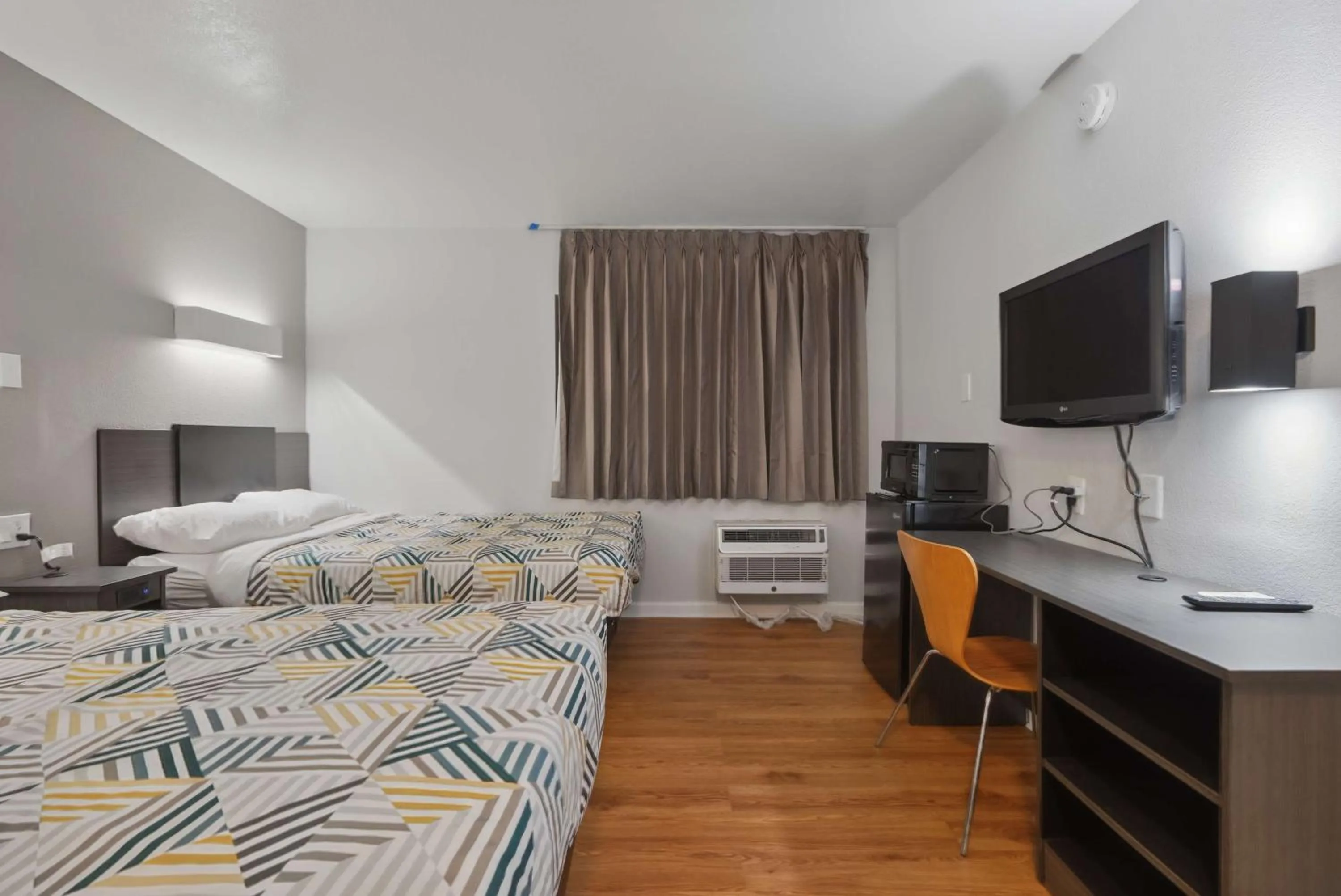 Quadruple Room - Non-Smoking in Motel 6-Normal, IL - Bloomington Area