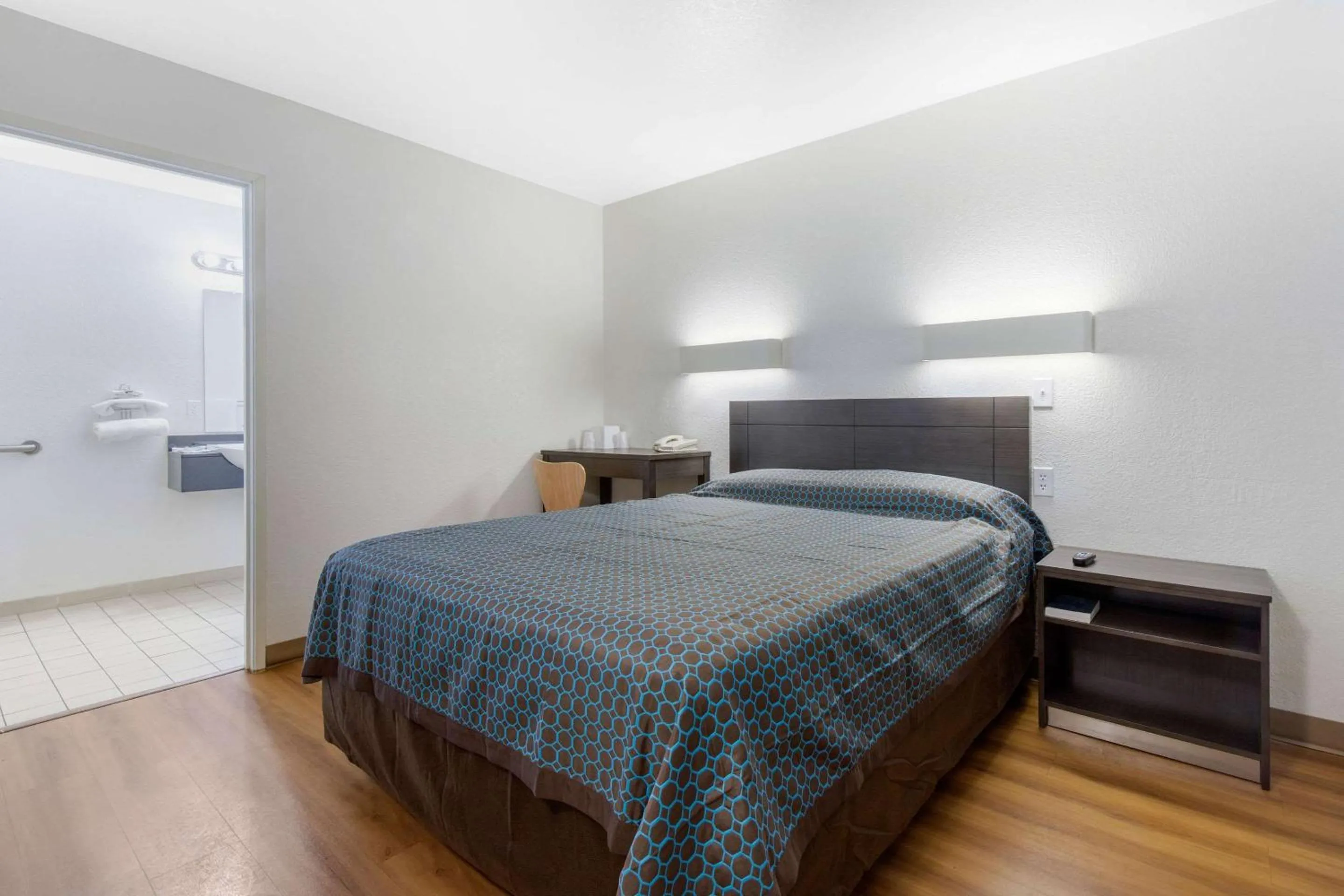 Queen Room - Non-Smoking in Rodeway Inn Winston Salem Route 52