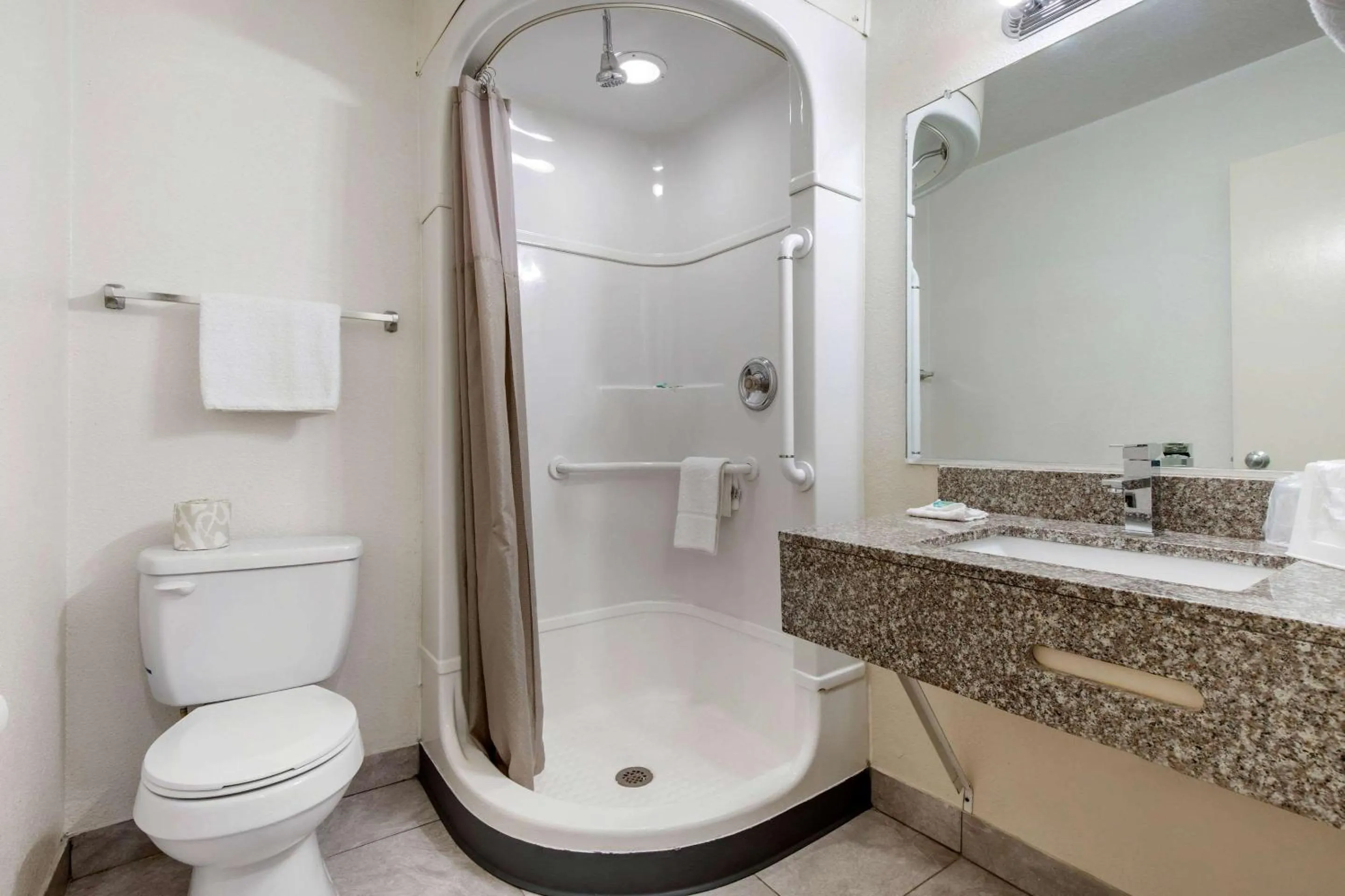 Standard Queen Room - Smoking in Rodeway Inn Winston Salem Route 52