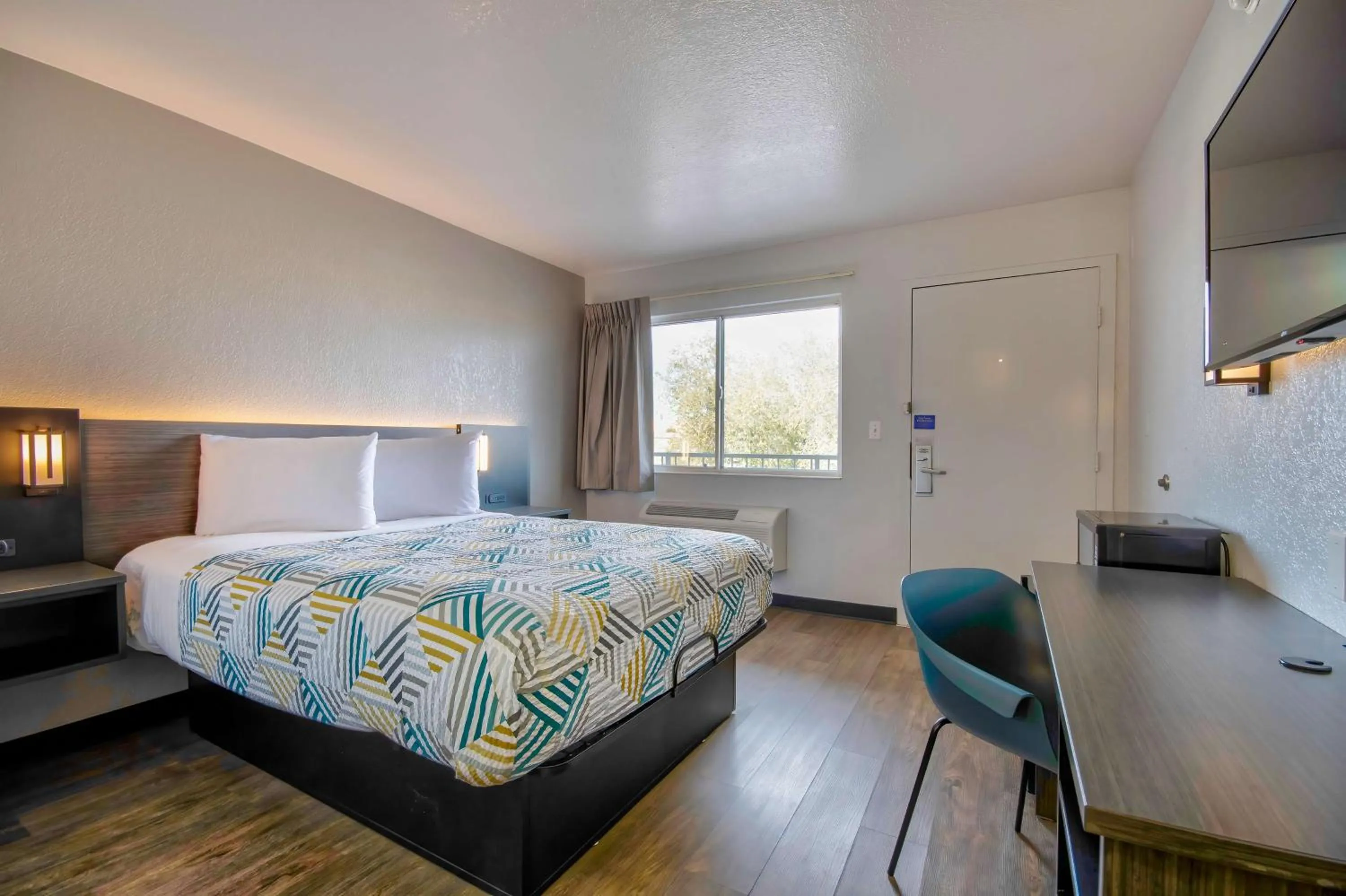 Deluxe Double Room - single occupancy - Non-Smoking in Motel 6-Albuquerque, NM - Midtown