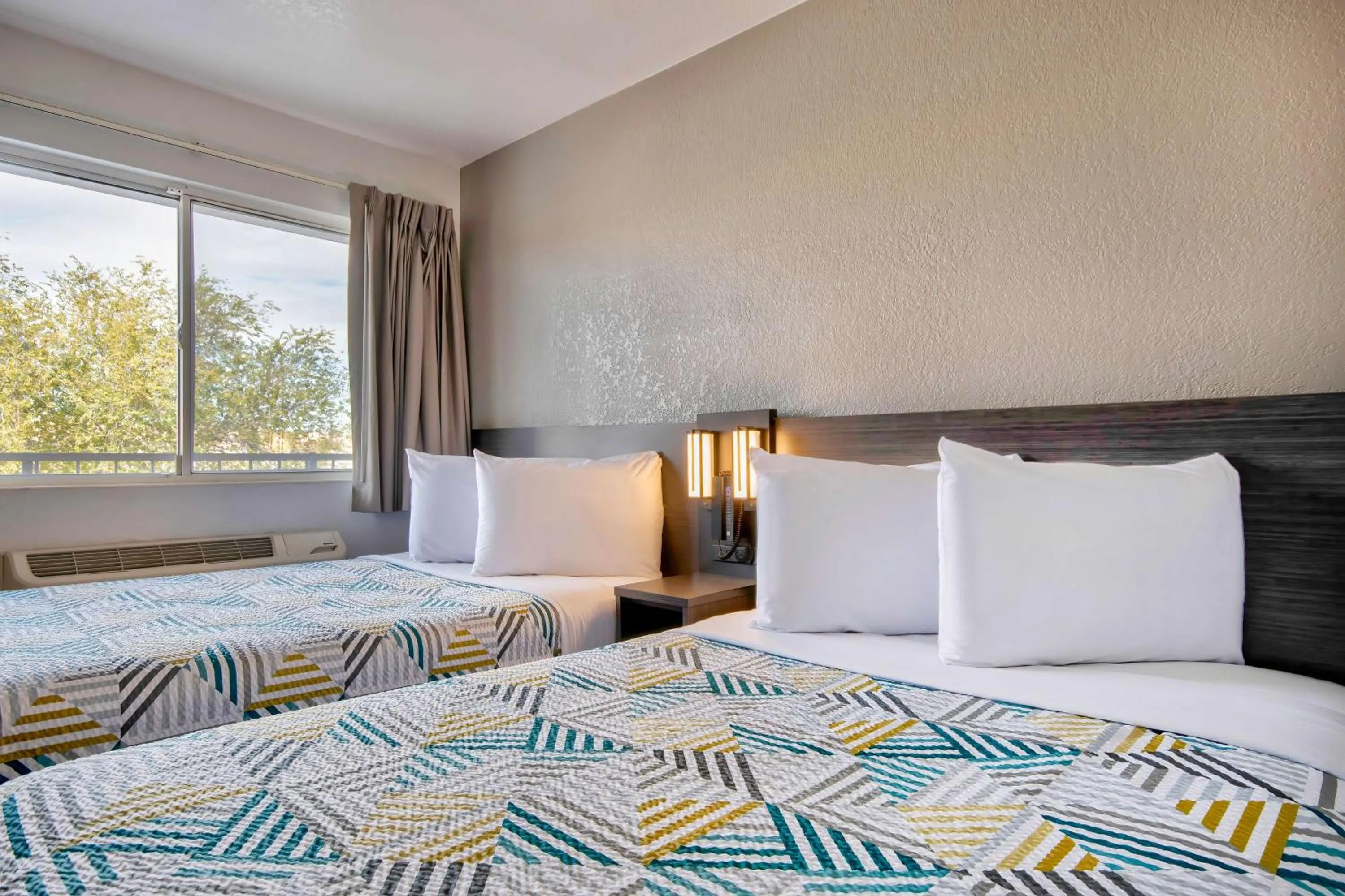 Deluxe Quadruple Room - single occupancy - Non-Smoking in Motel 6-Albuquerque, NM - Midtown