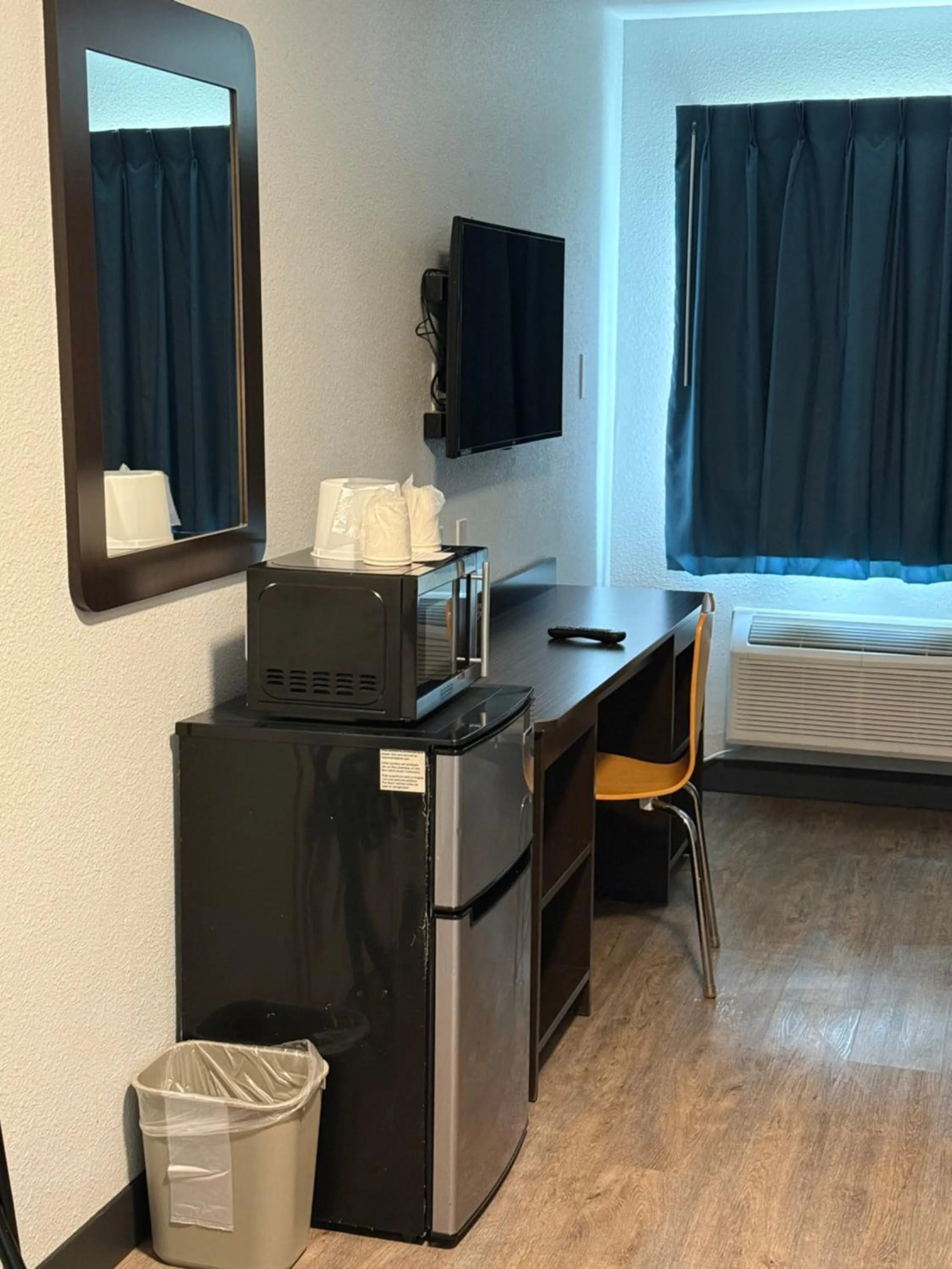 Deluxe King Room - Non-Smoking in Motel 6-Fort Wayne, IN