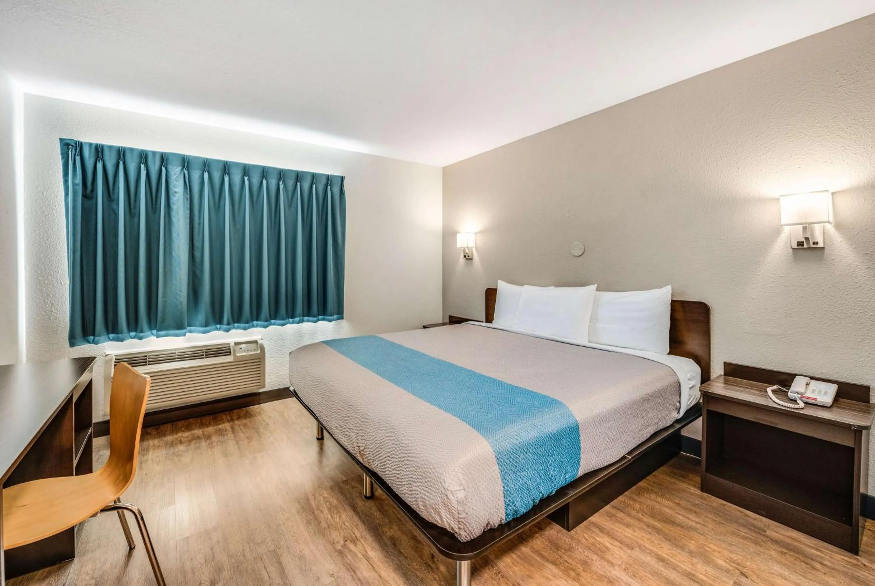 Deluxe King Room-Hearing accessible- Nonsmoking with Refrigerator and Microwave  in Motel 6-Fort Wayne, IN