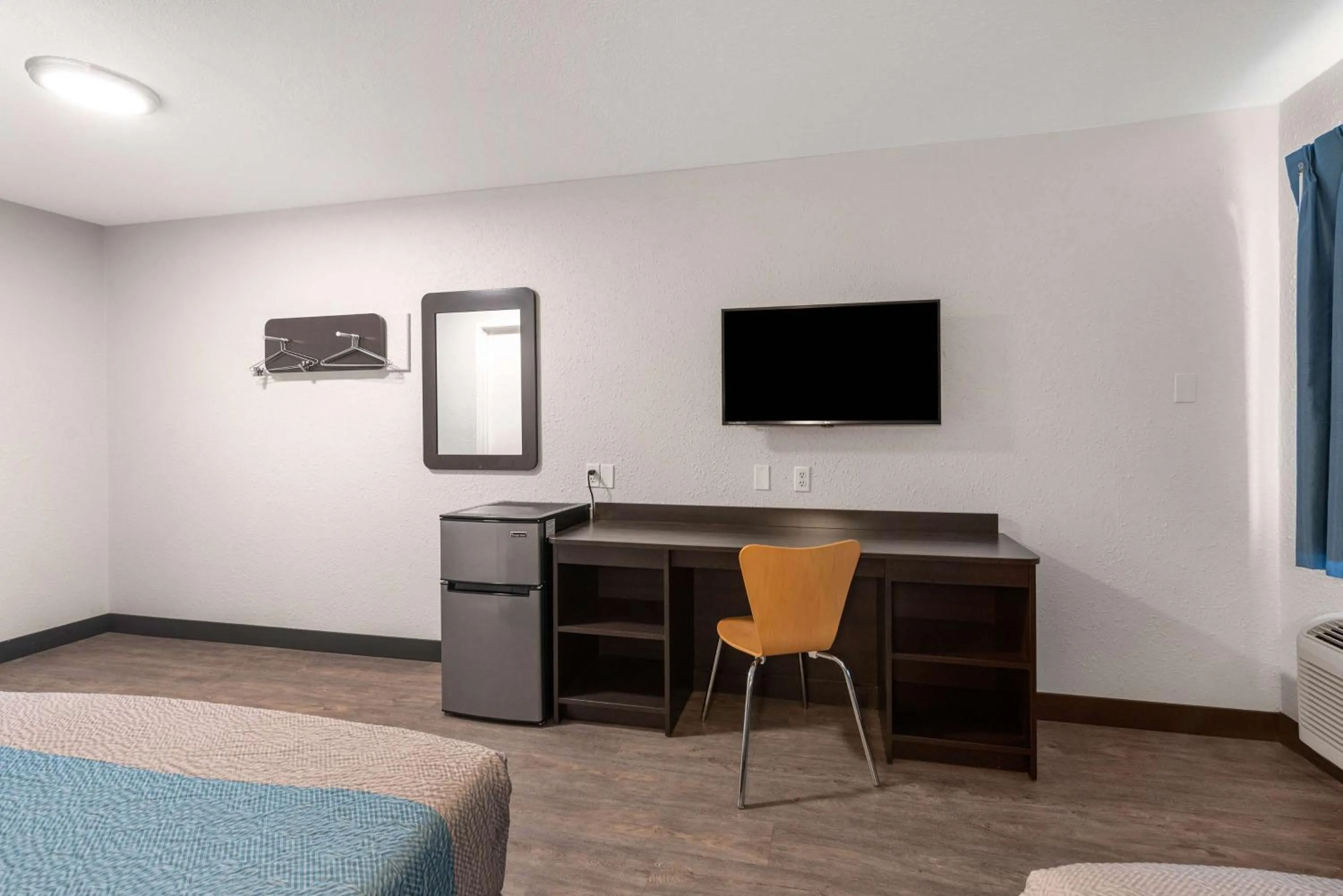 Deluxe Quadruple Room - Non-Smoking in Motel 6-Fort Wayne, IN