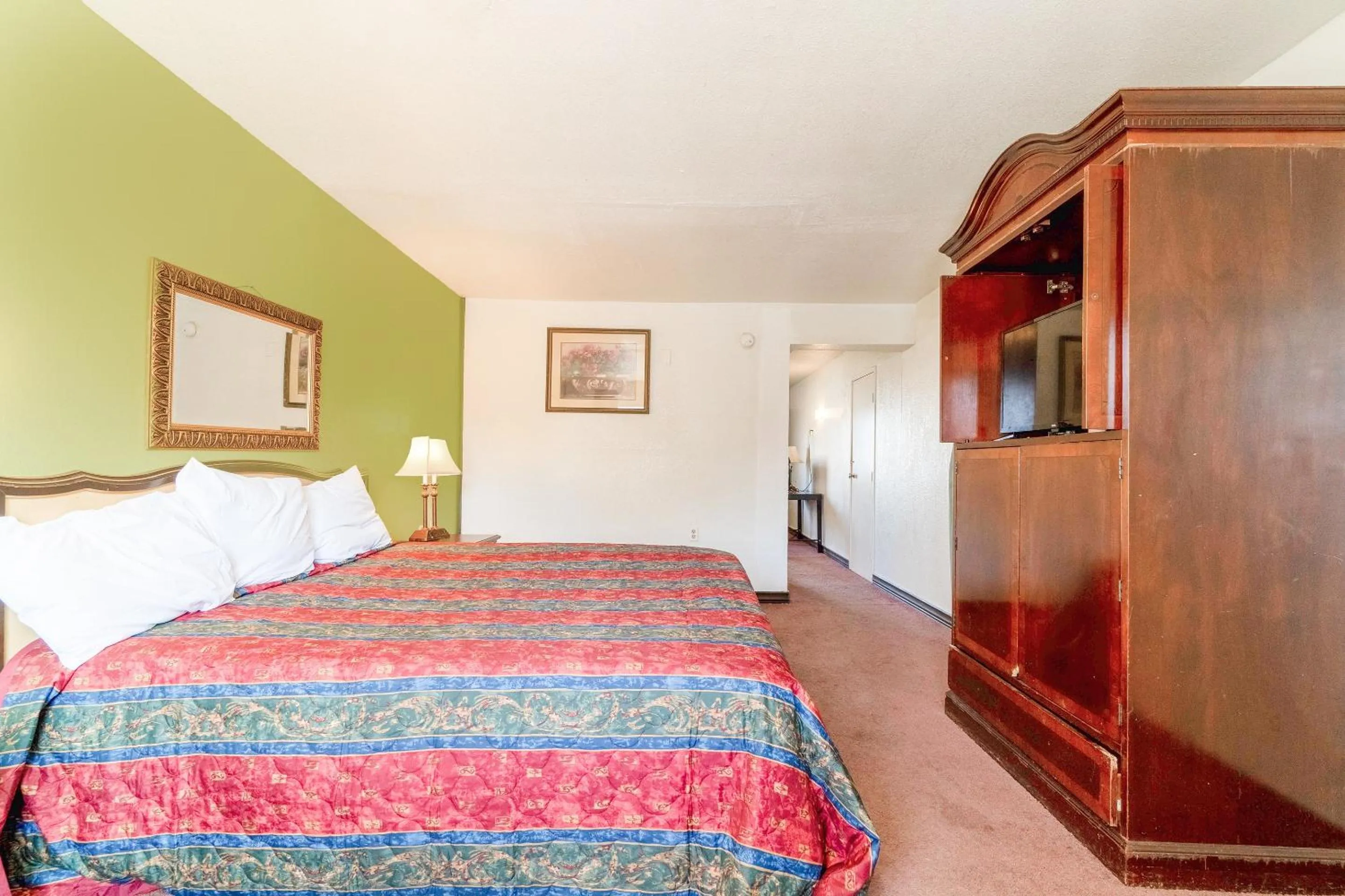 1 King Bed & 1 Queen Bed in Castle Inn & Suites By OYO Chickasha