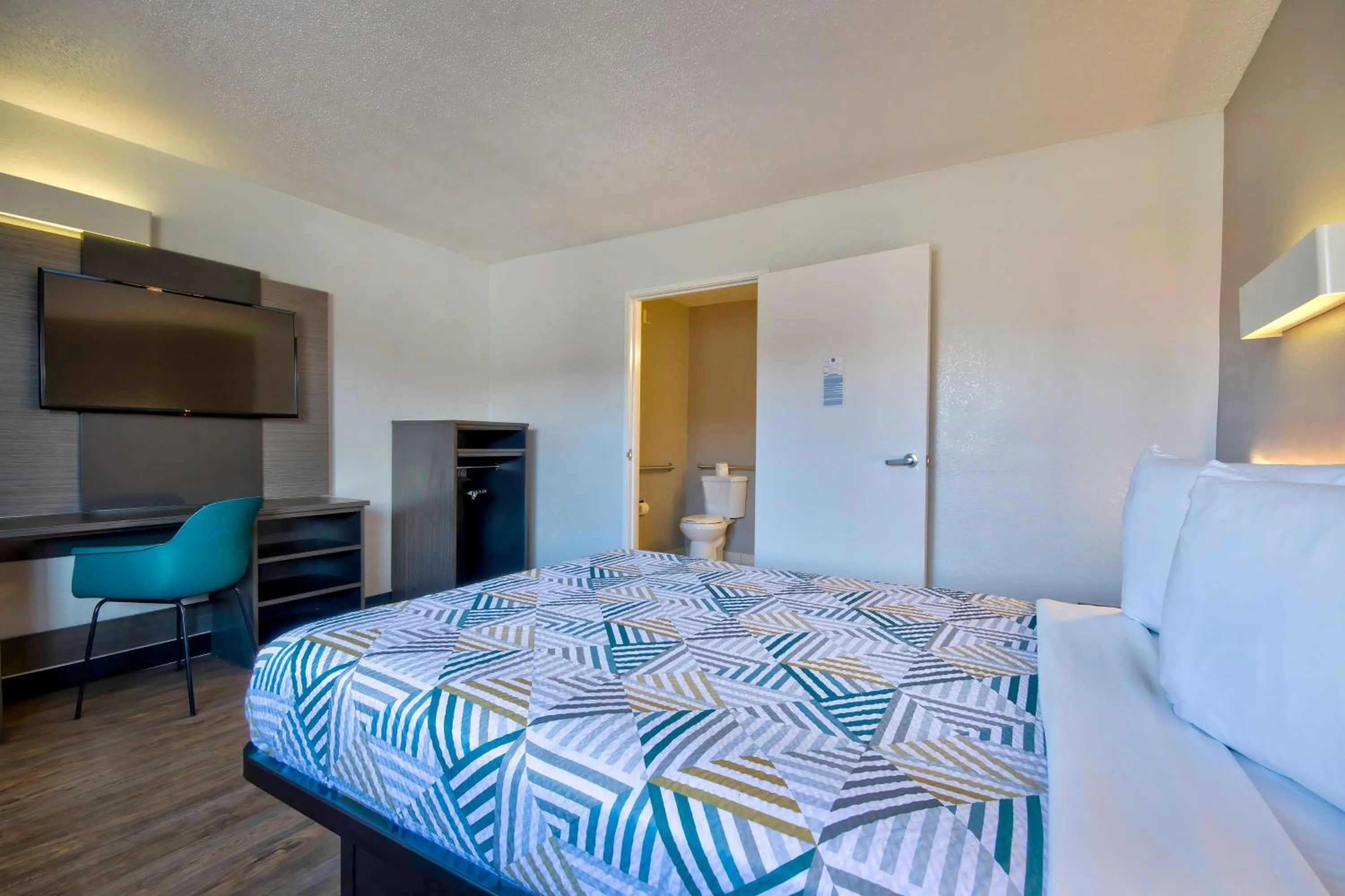 Queen Room - Disability Access - Non-Smoking in Motel 6 Santa Fe