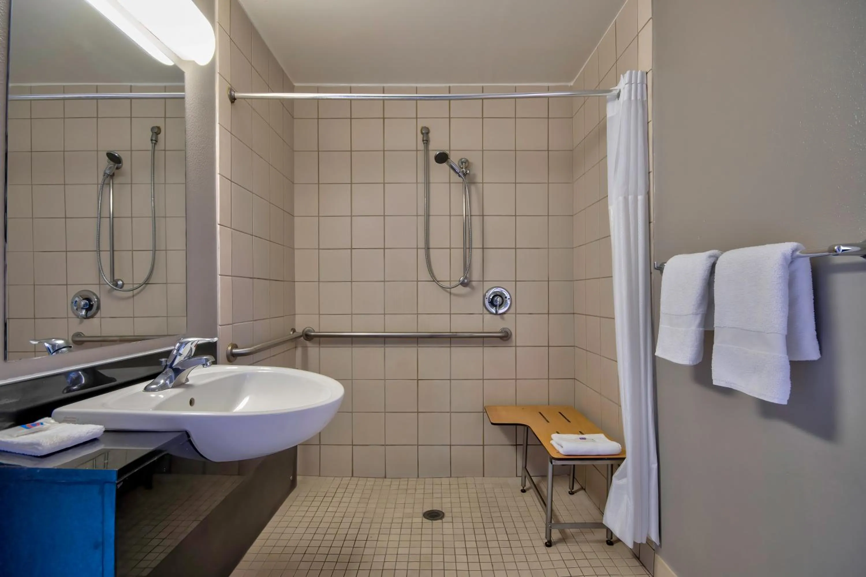 Queen Room - Disability Access - Roll in Shower in Motel 6 Santa Fe