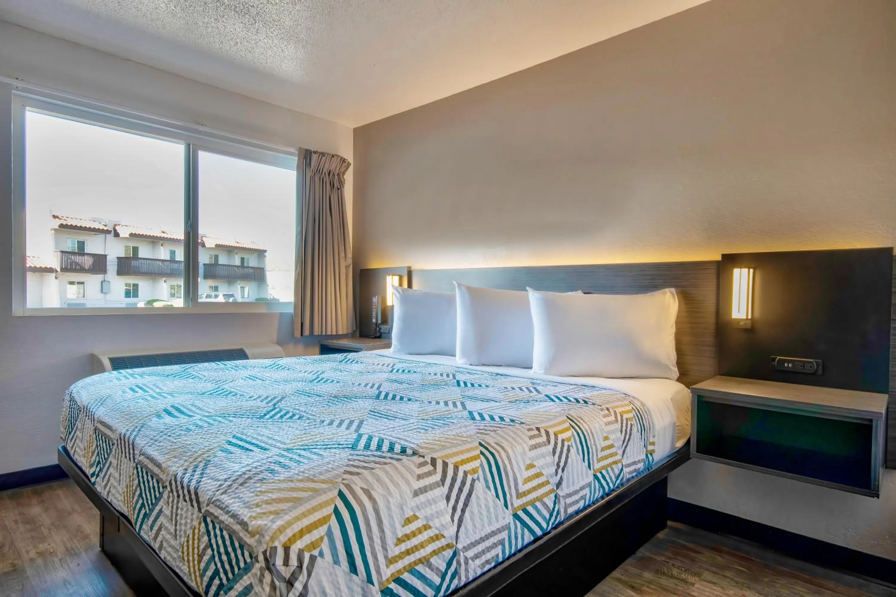 Deluxe King Room - Non-Smoking in Motel 6 Santa Fe