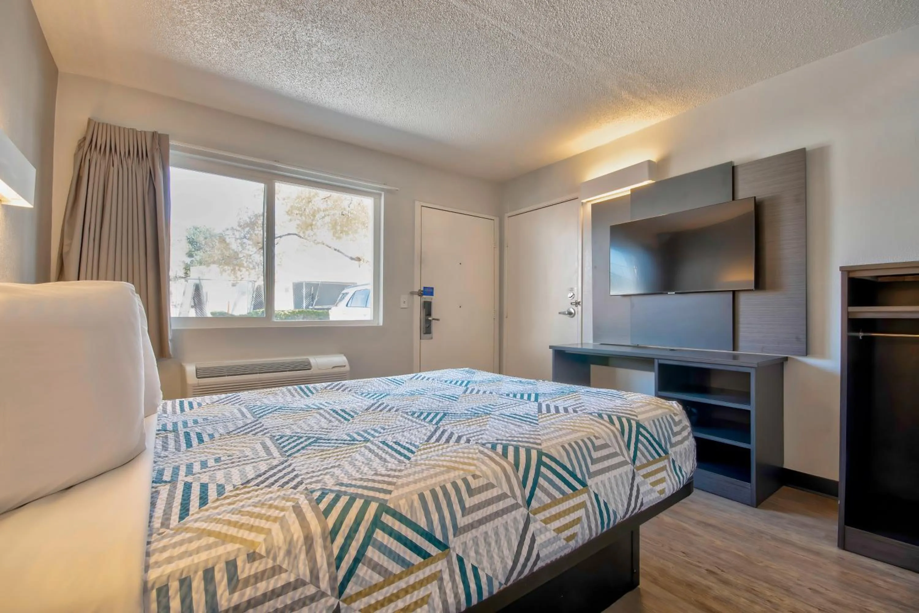 Queen Room - Smoking in Motel 6 Santa Fe