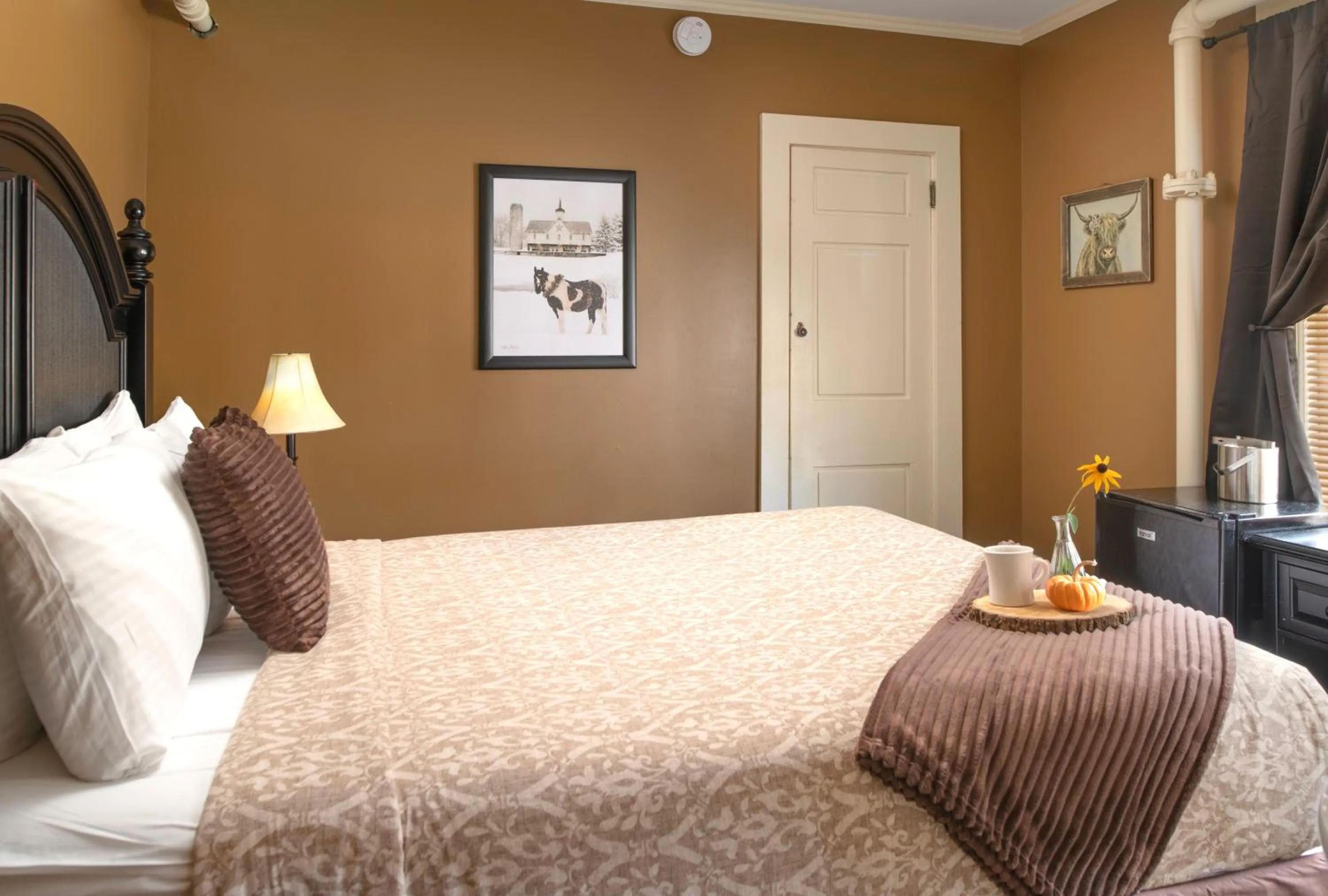 Petite Queen in Inn at Whitney's Farm