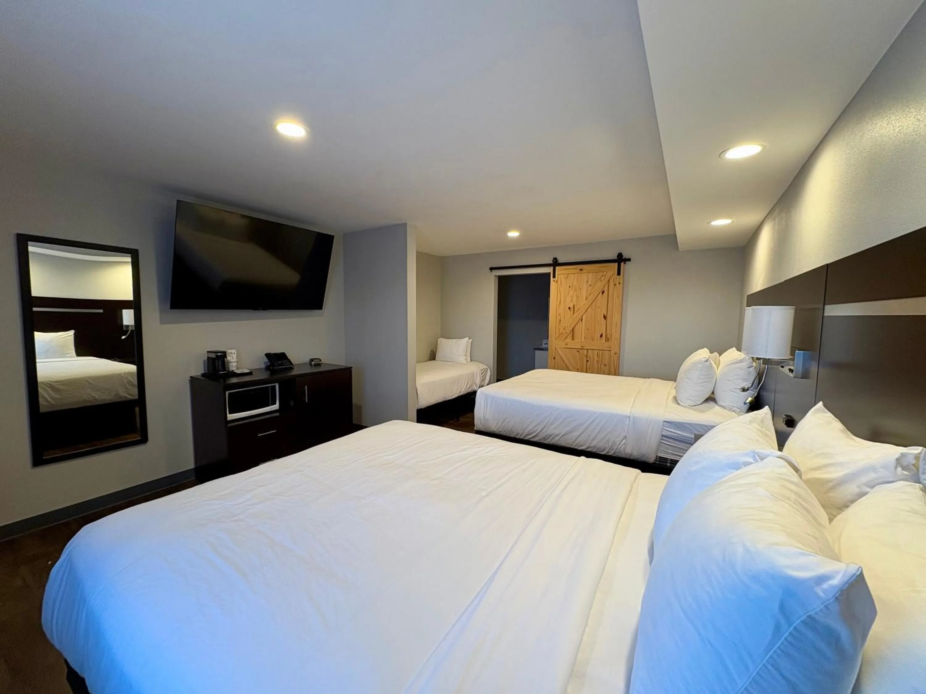 2 Queen Beds 1 Twin Bed Non-Smoking in Americas Best Value Inn Wall